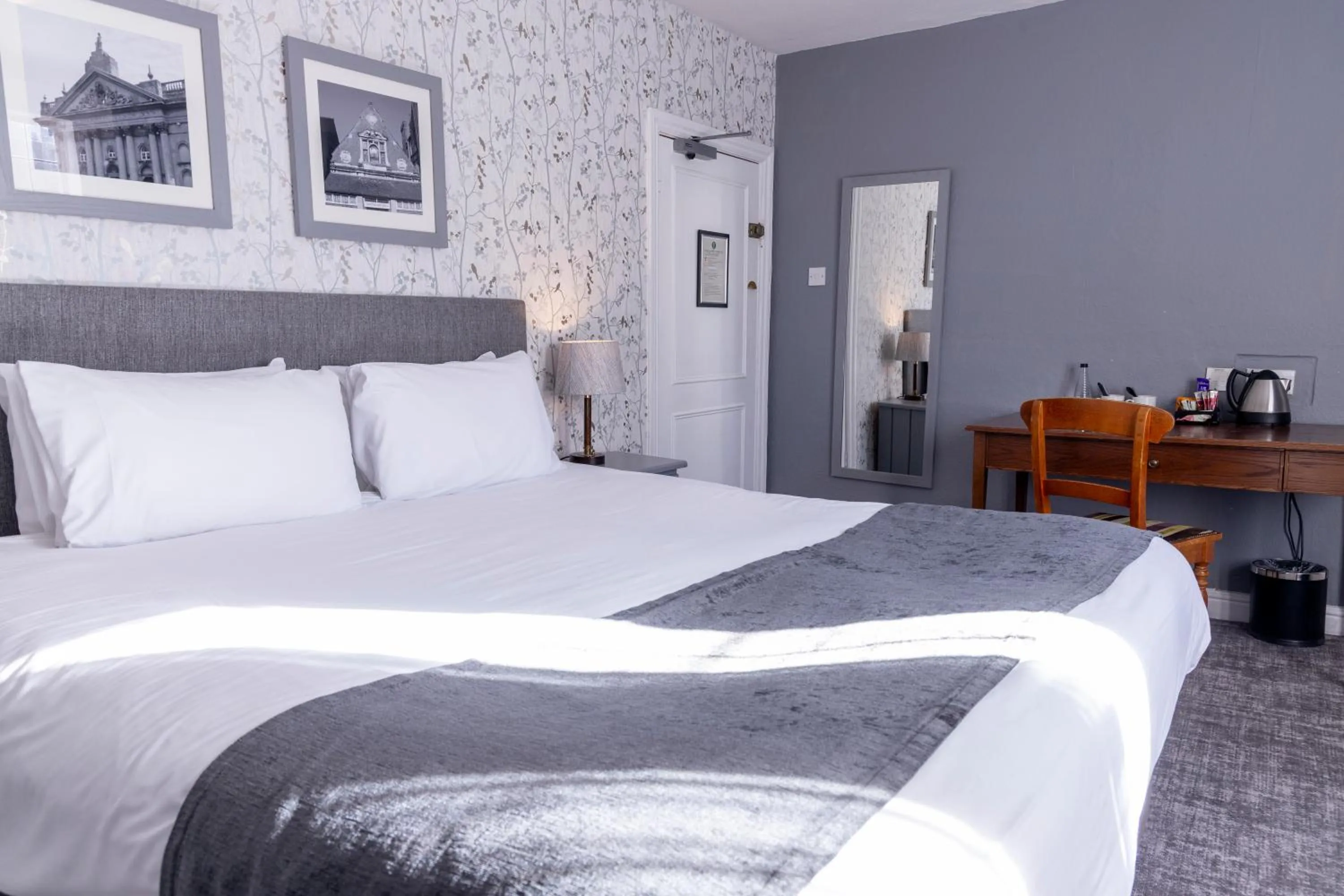 Bed in Cromwell Lodge Hotel by Greene King Inns