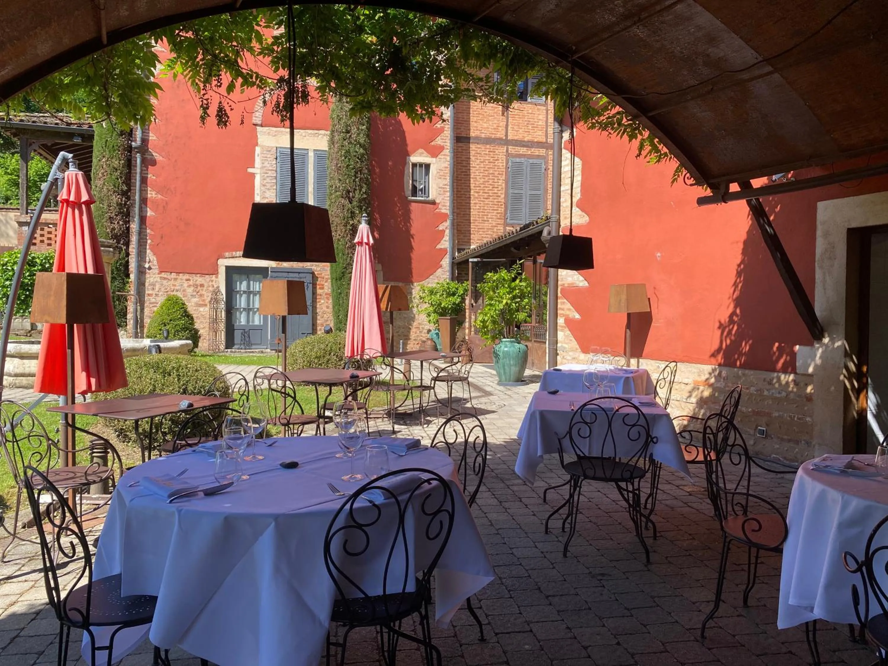 Restaurant/places to eat in Les Jardins de la Tour