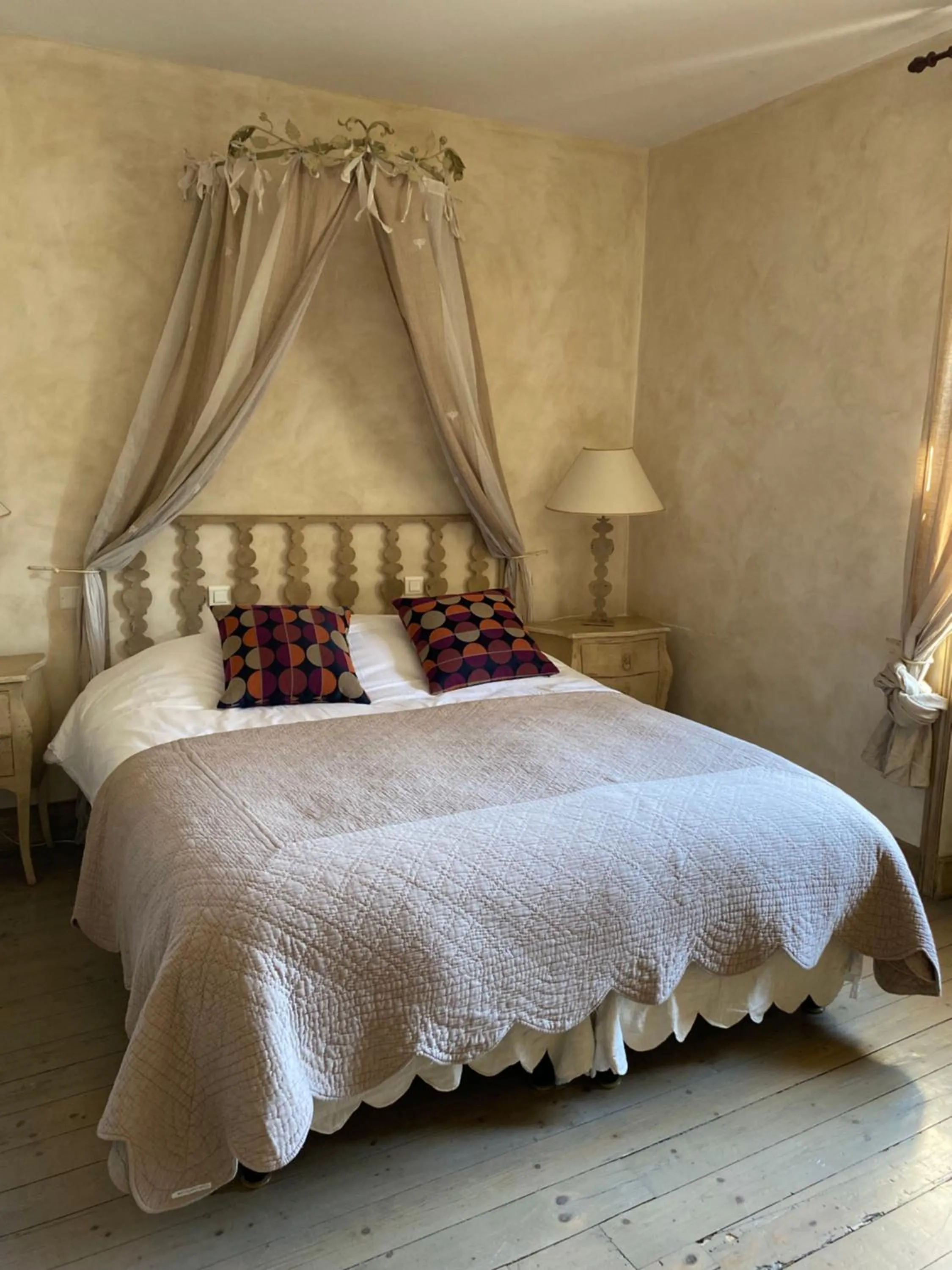 Photo of the whole room, Bed in Les Jardins de la Tour