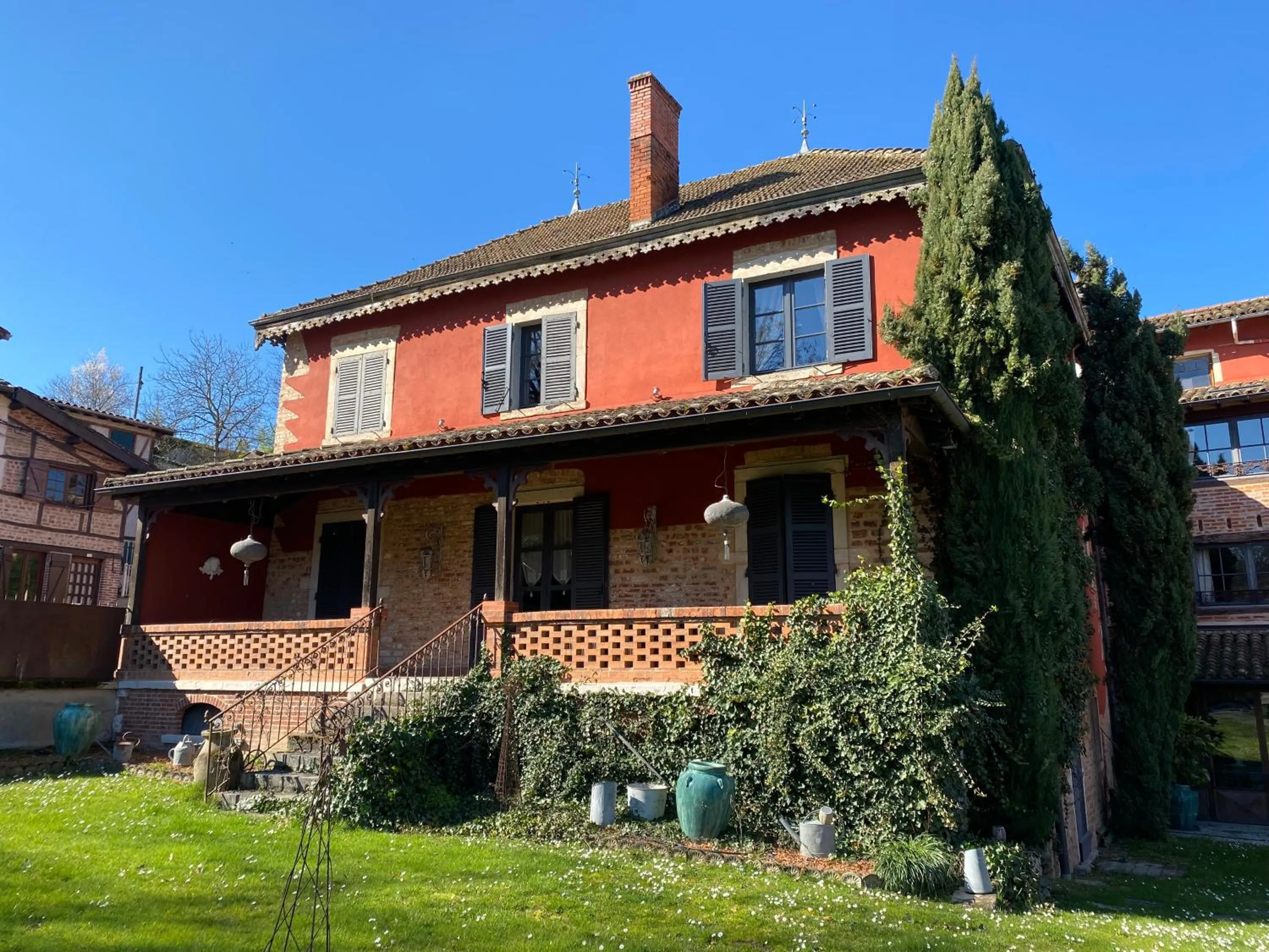 Property building in Les Jardins de la Tour