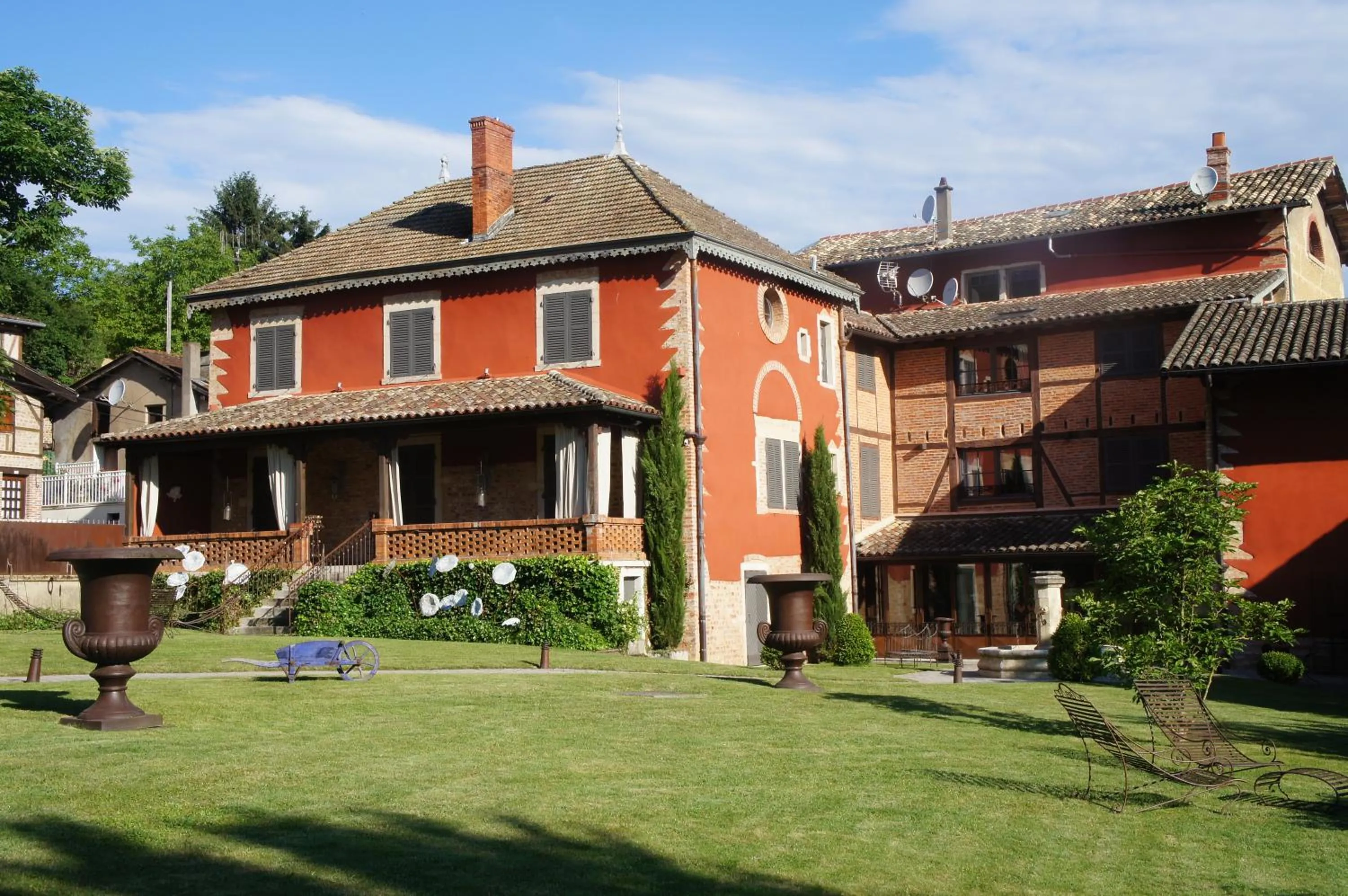 Property building in Les Jardins de la Tour