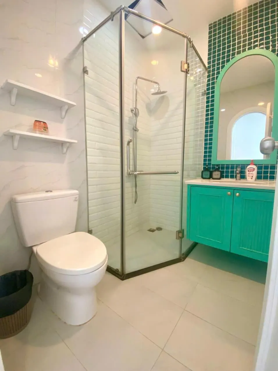 Shower in UY LONG Homestay & Coffee