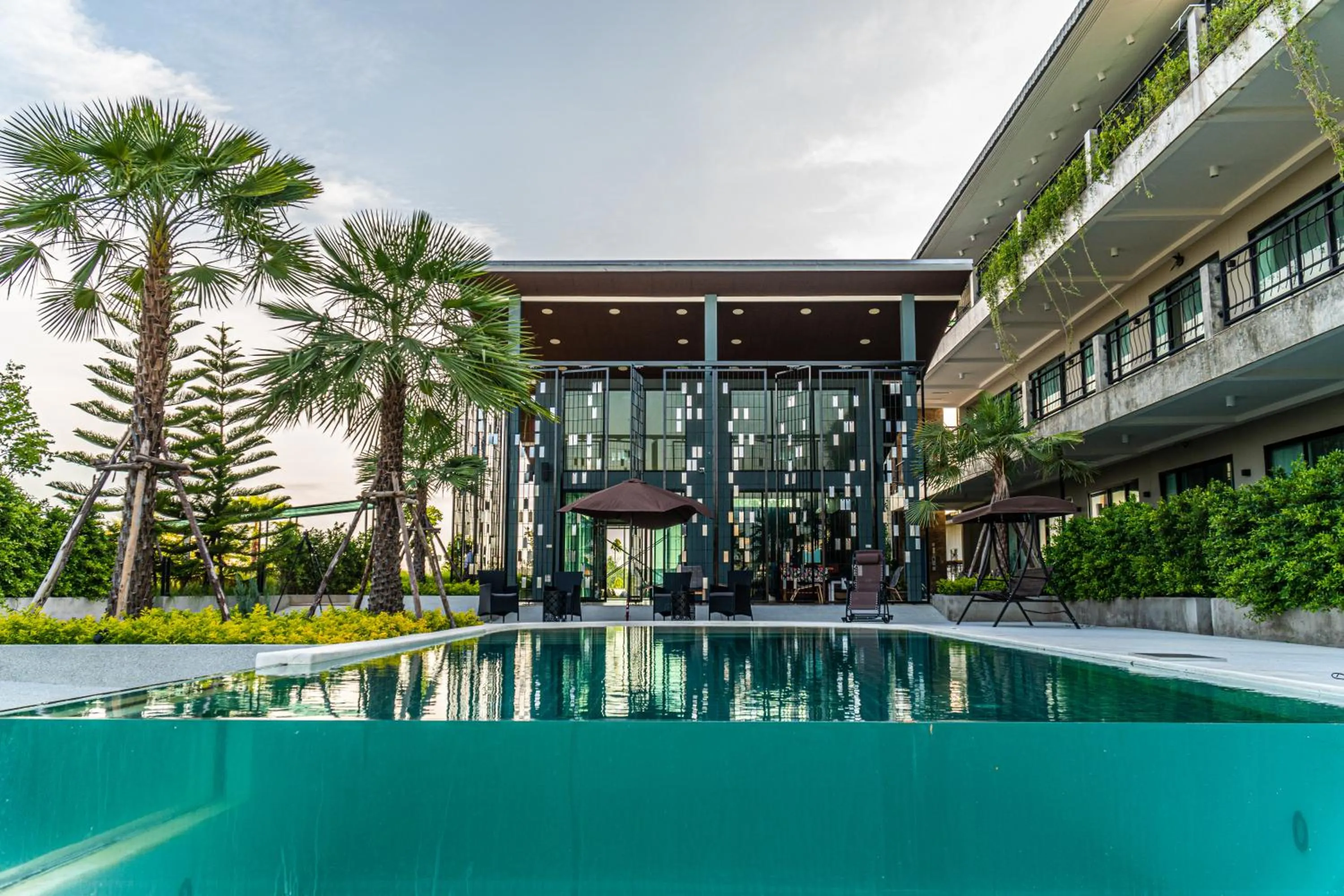 The River Palm Resort