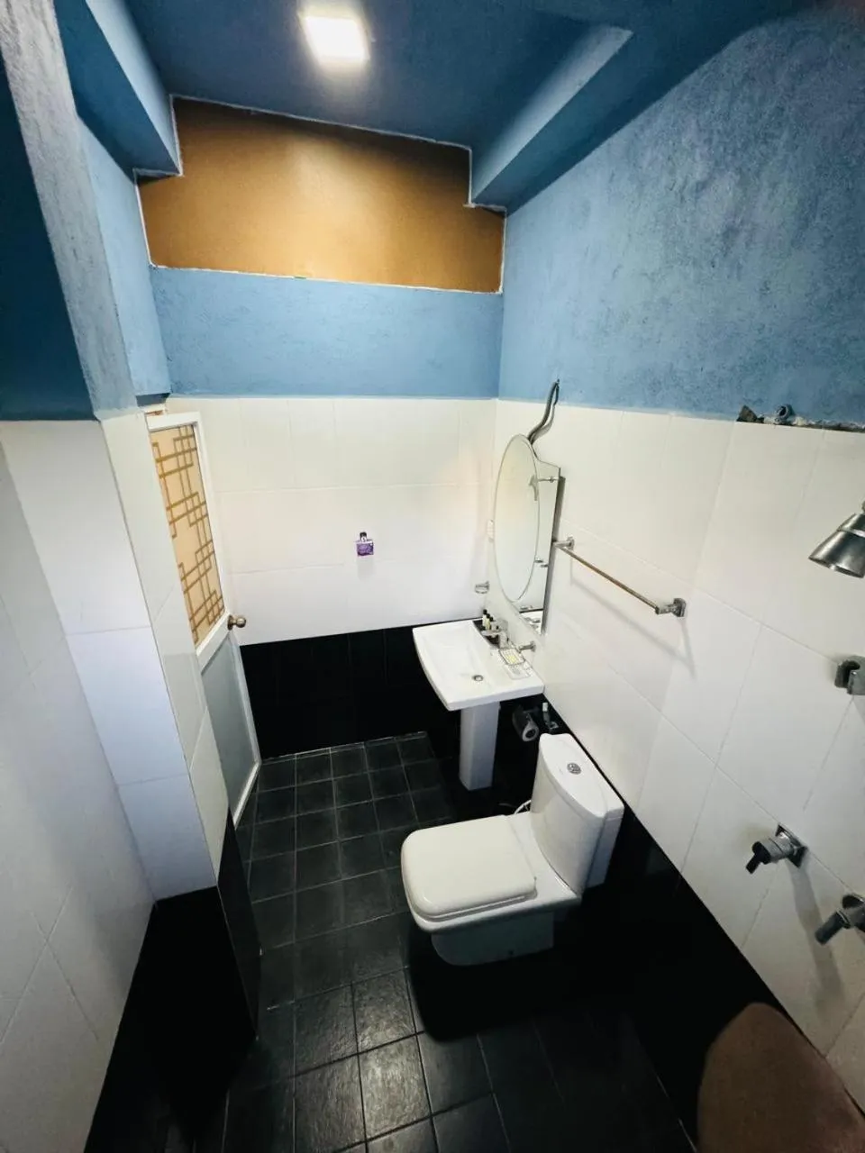 Shower in CITYSCAPE YALA BY 999 HOTEL & RESTAURANT