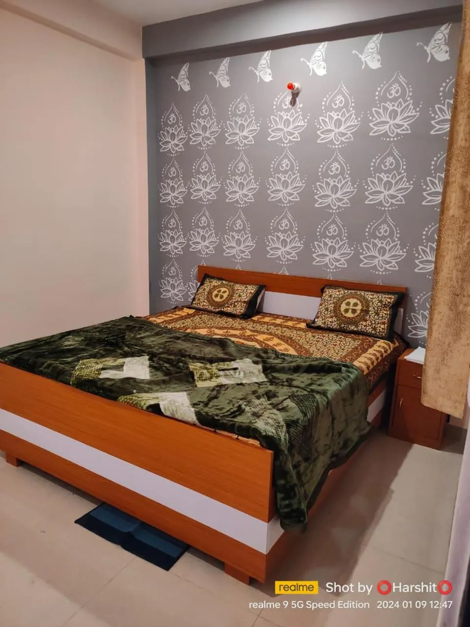 Bed in Shiv Niketan Guest House 200mtr from Shri Ram mandir
