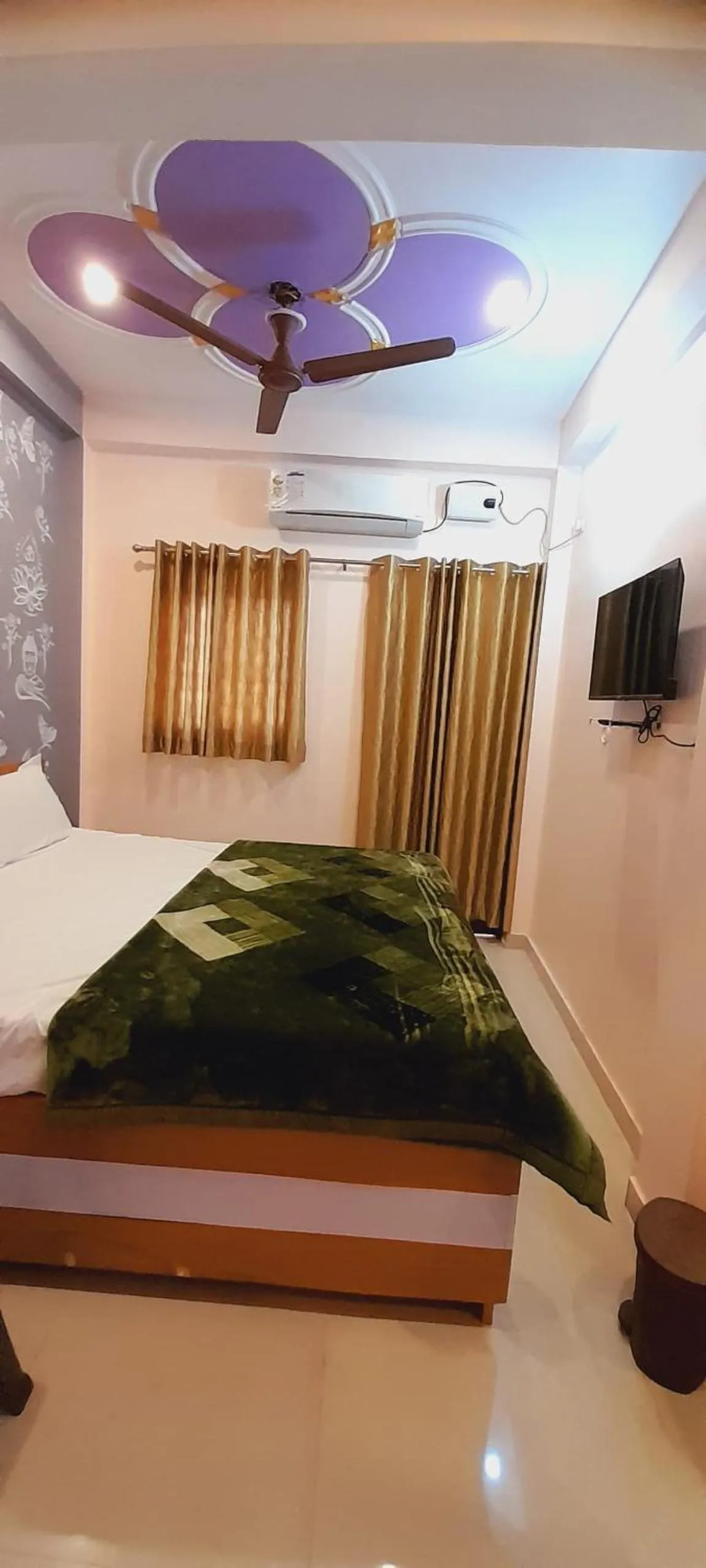 Bed in Shiv Niketan Guest House 200mtr from Shri Ram mandir