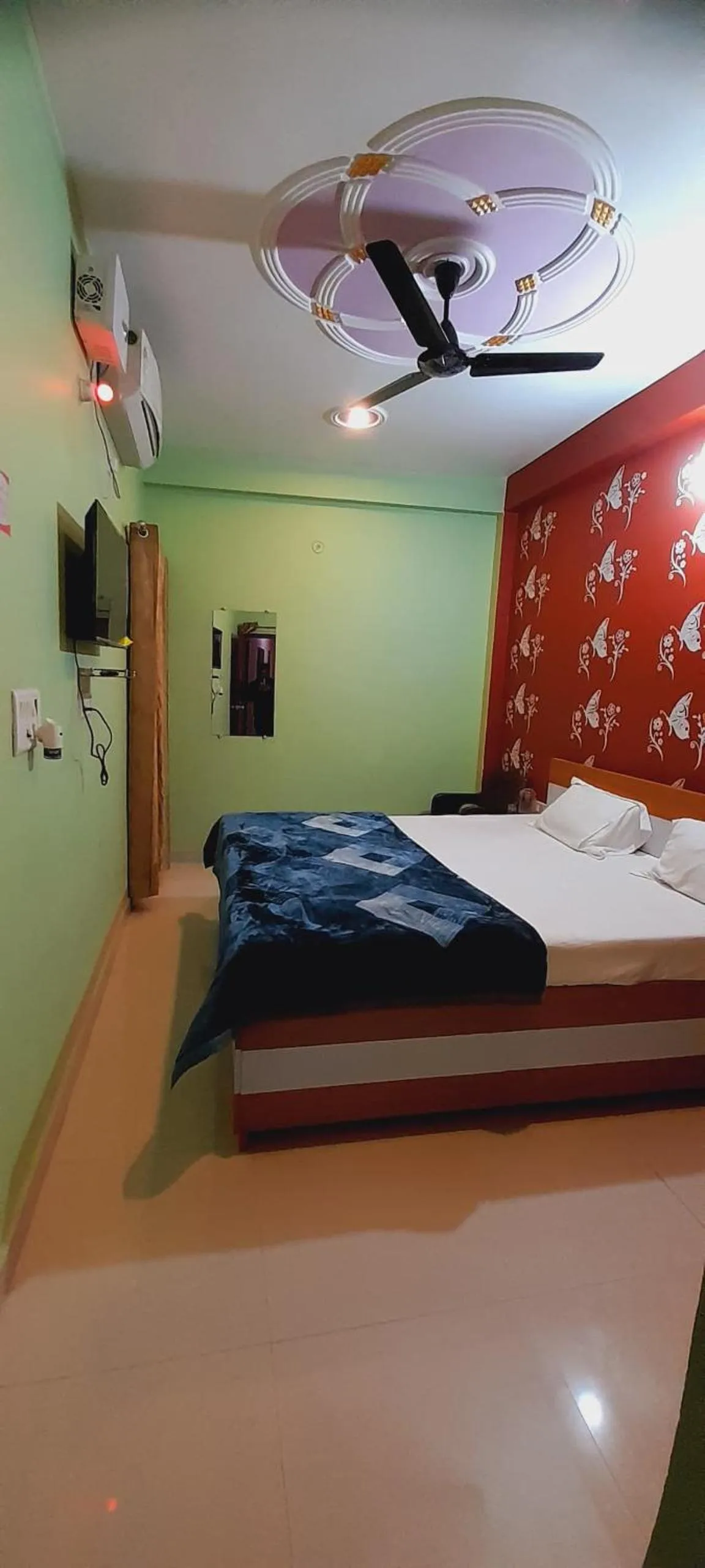 Bed in Shiv Niketan Guest House 200mtr from Shri Ram mandir