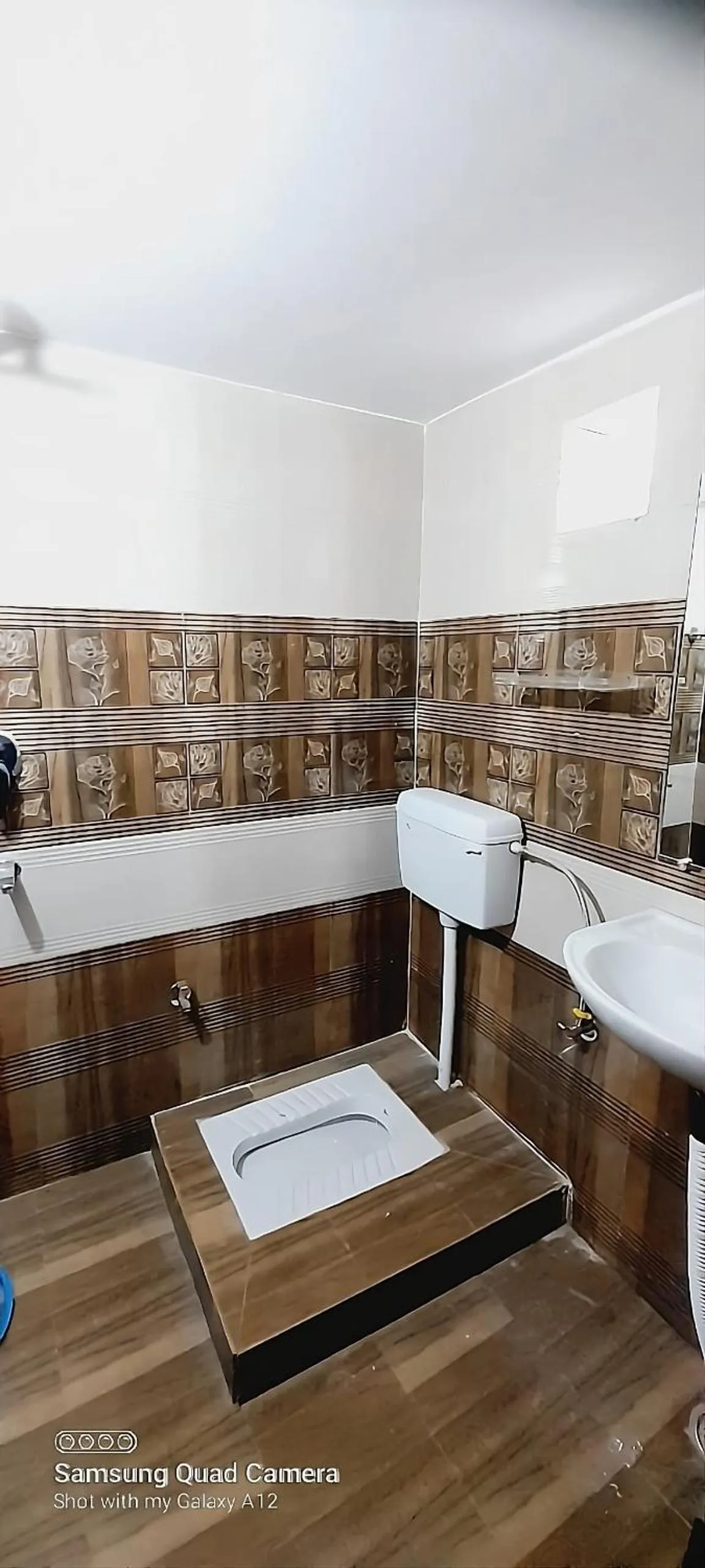 Bathroom in Shiv Niketan Guest House 200mtr from Shri Ram mandir