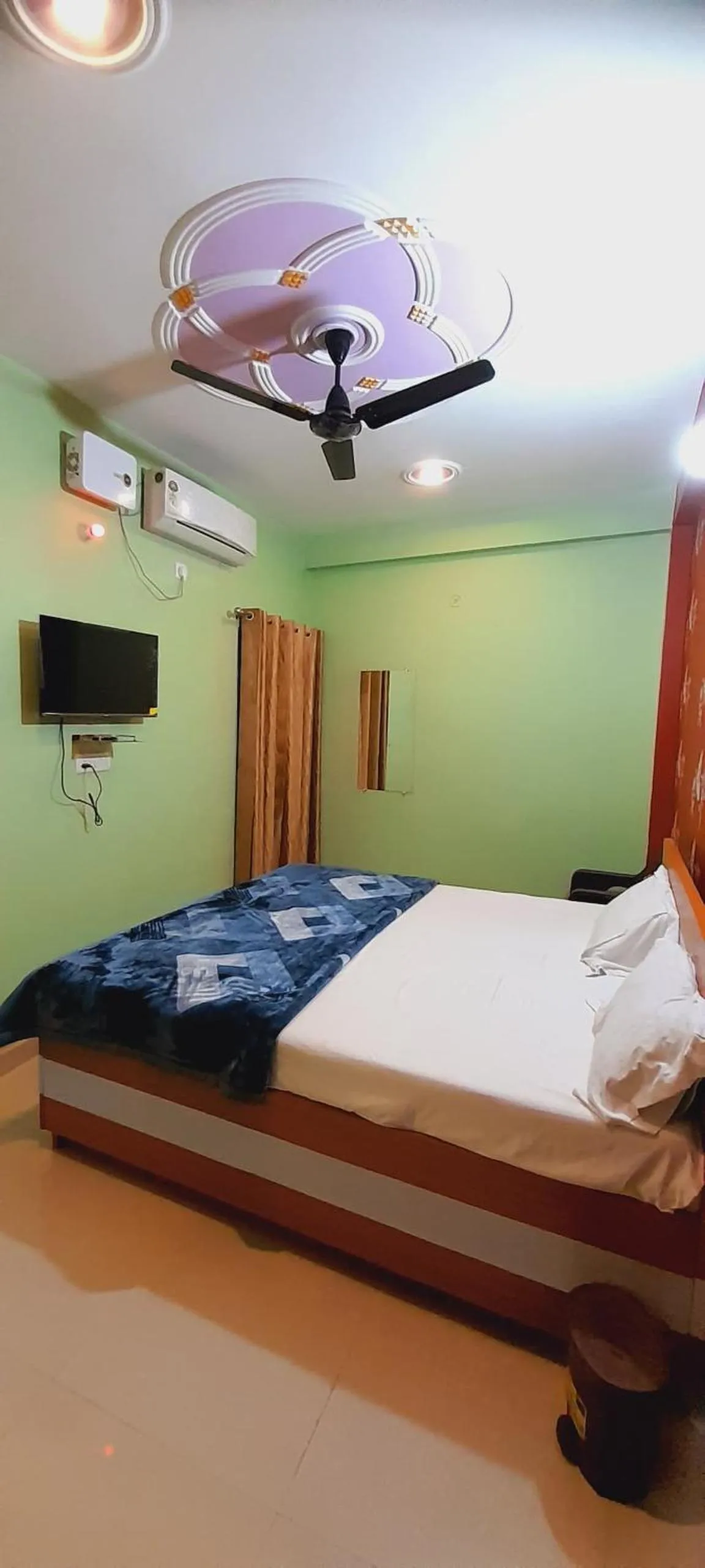 Bed in Shiv Niketan Guest House 200mtr from Shri Ram mandir