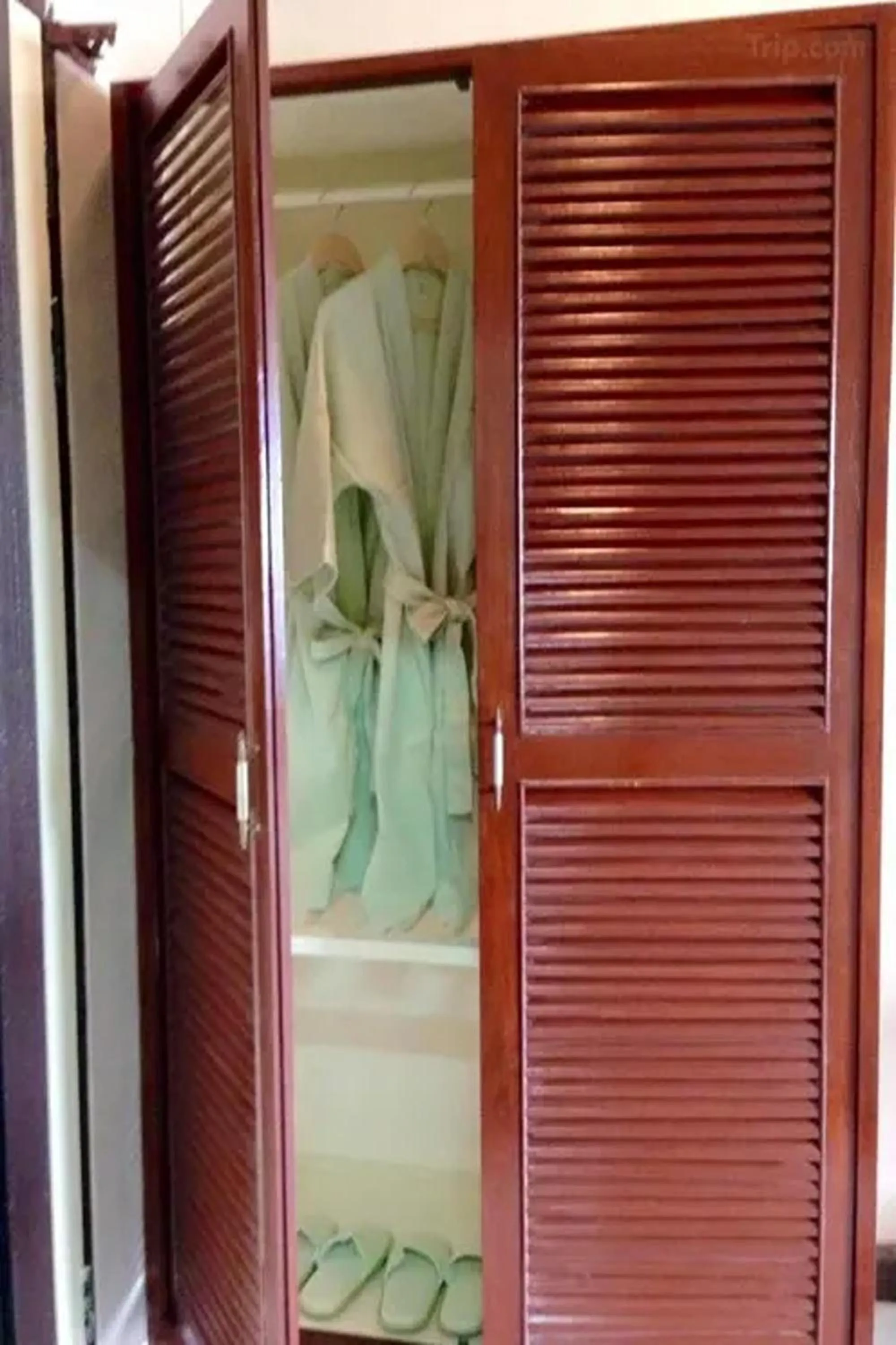 wardrobe in Khelang Nakorn Hotel