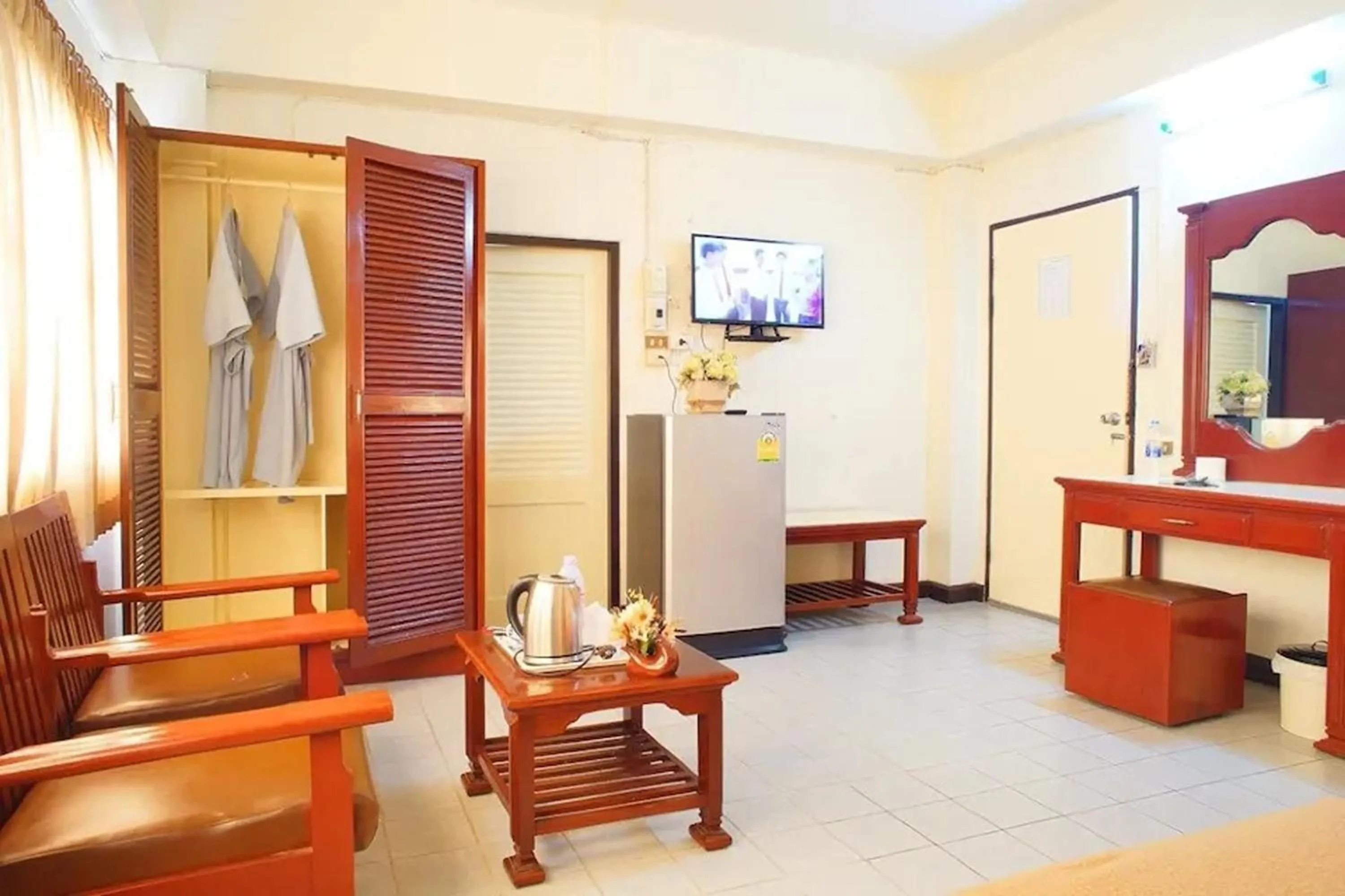 Living room, Bed in Khelang Nakorn Hotel