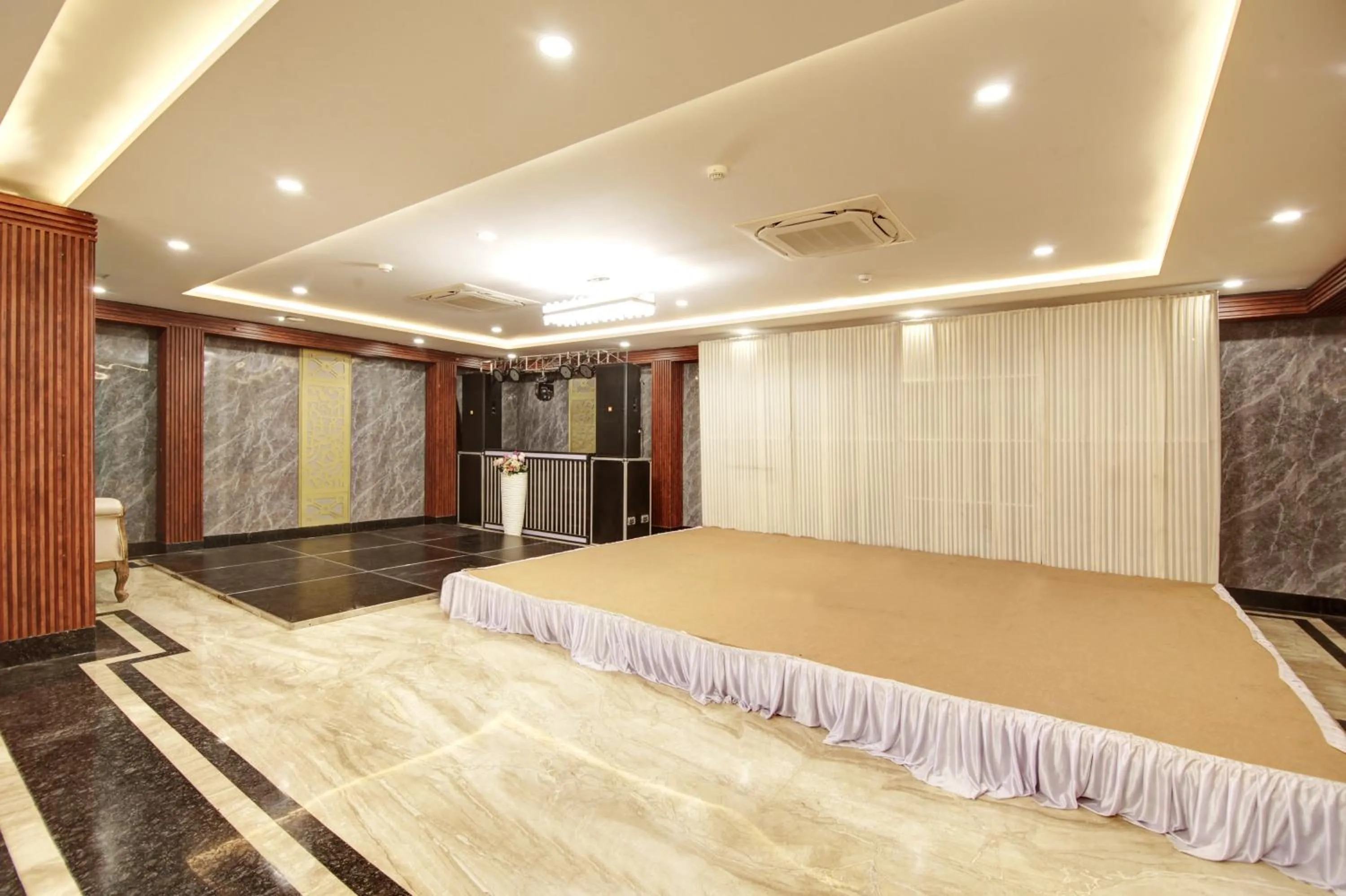 Property building in Hotel 91 Millennium Huda