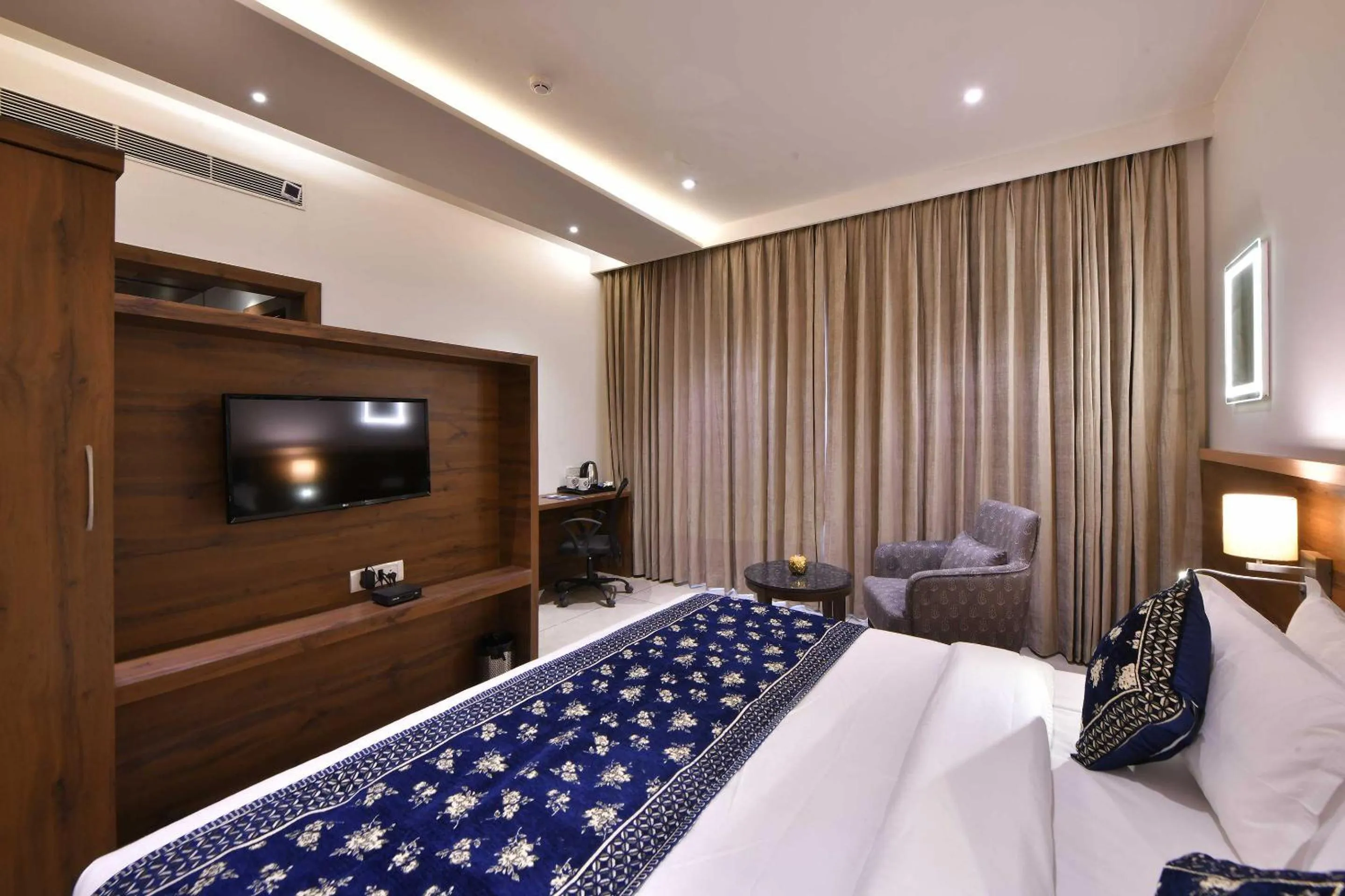 Bedroom, Bed in Clubhouse Hotel Morbi