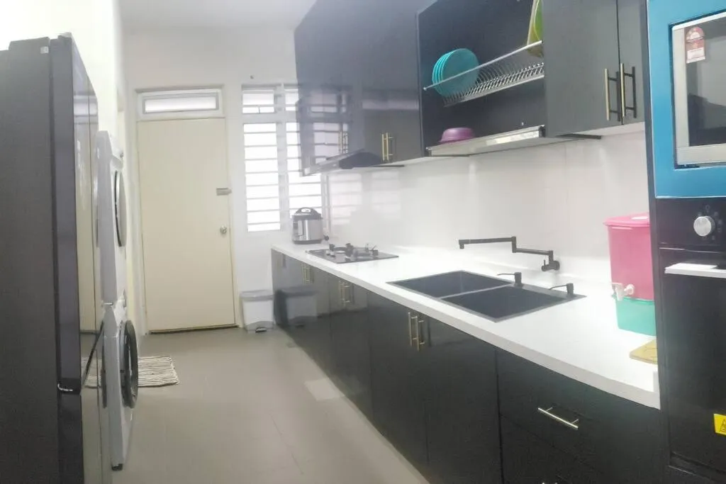 Kitchen or kitchenette in Teratak Teratai Homestay- Corner