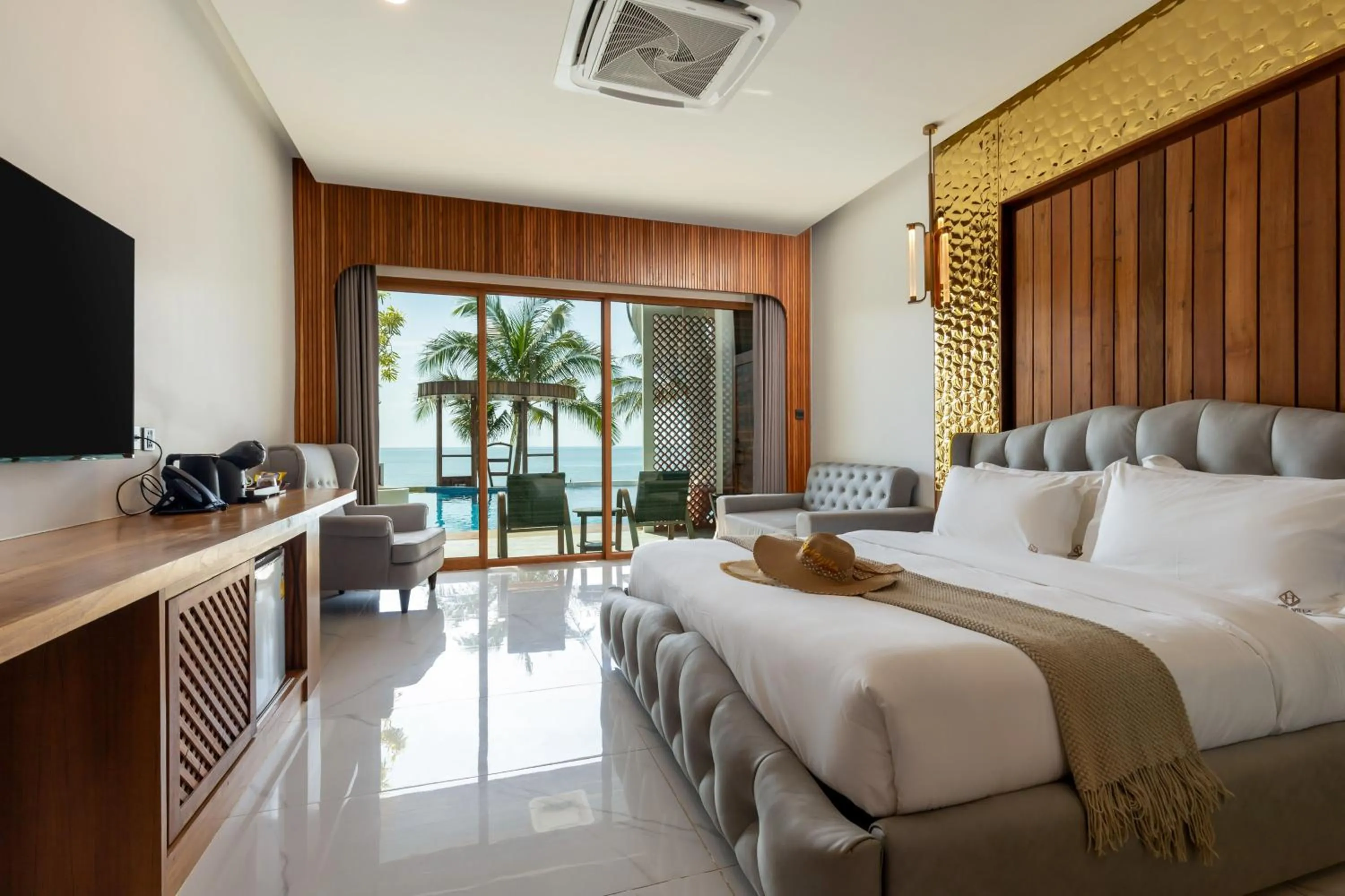 Photo of the whole room, Bed in Hotel Villa AoKhanom Beachfront