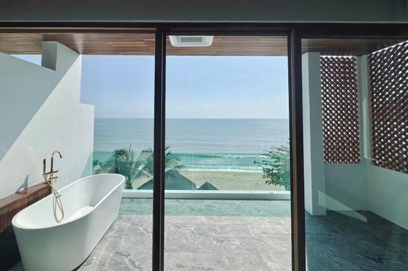 Balcony/Terrace in Hotel Villa AoKhanom Beachfront