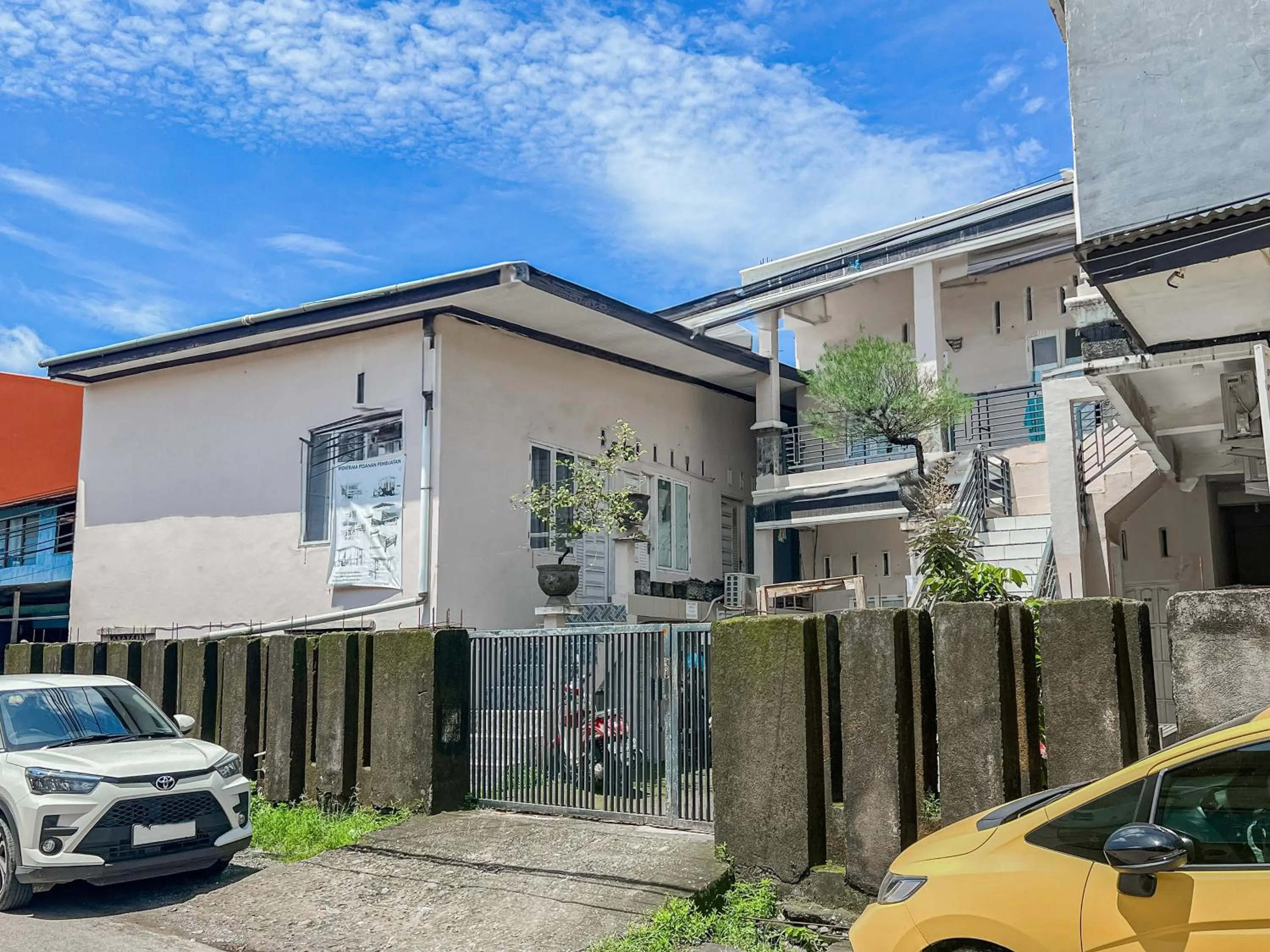 Facade/entrance in Hotel O Kost Naura