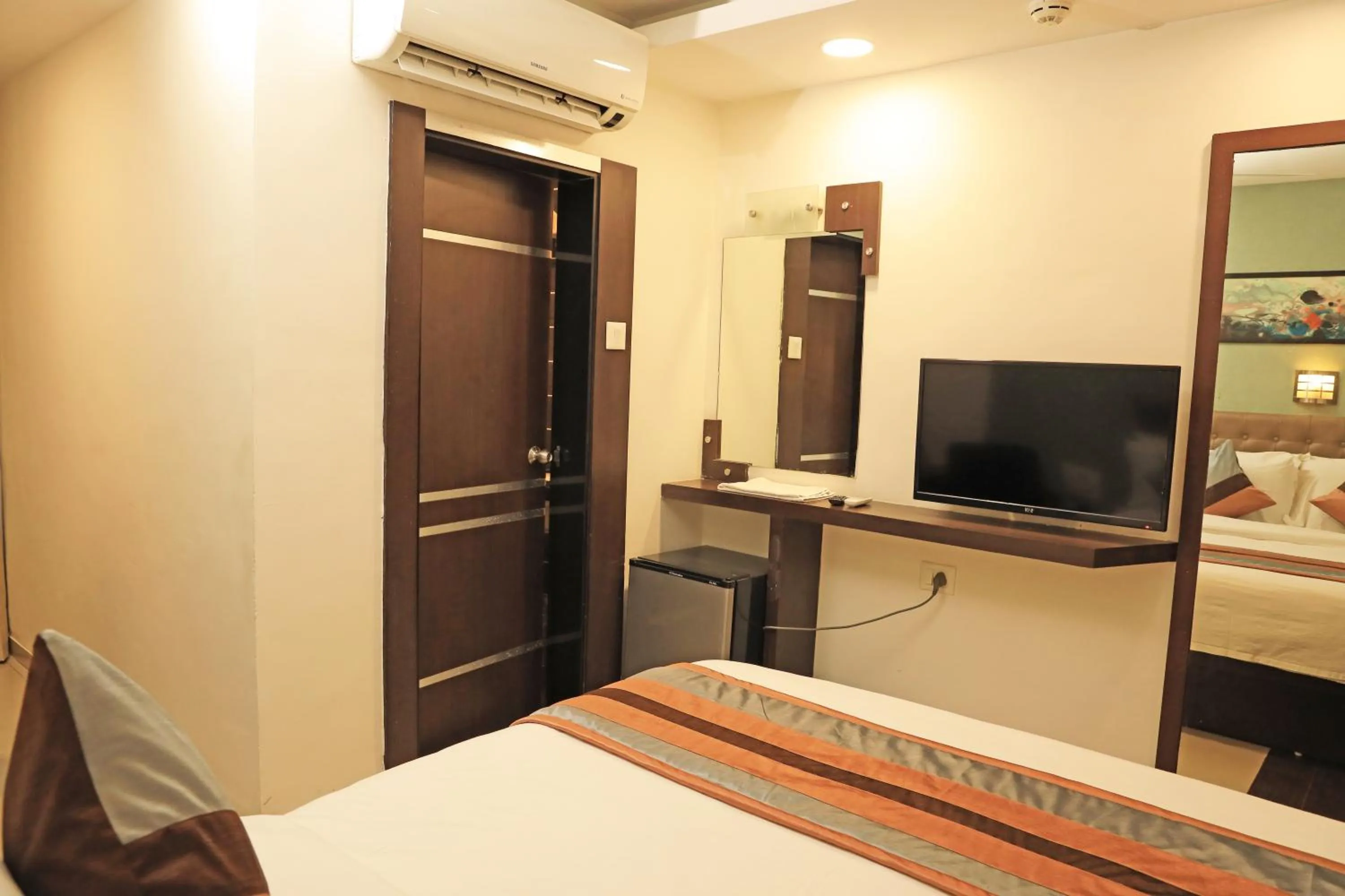 TV and multimedia, Bed in Click Hotel Yuvraj