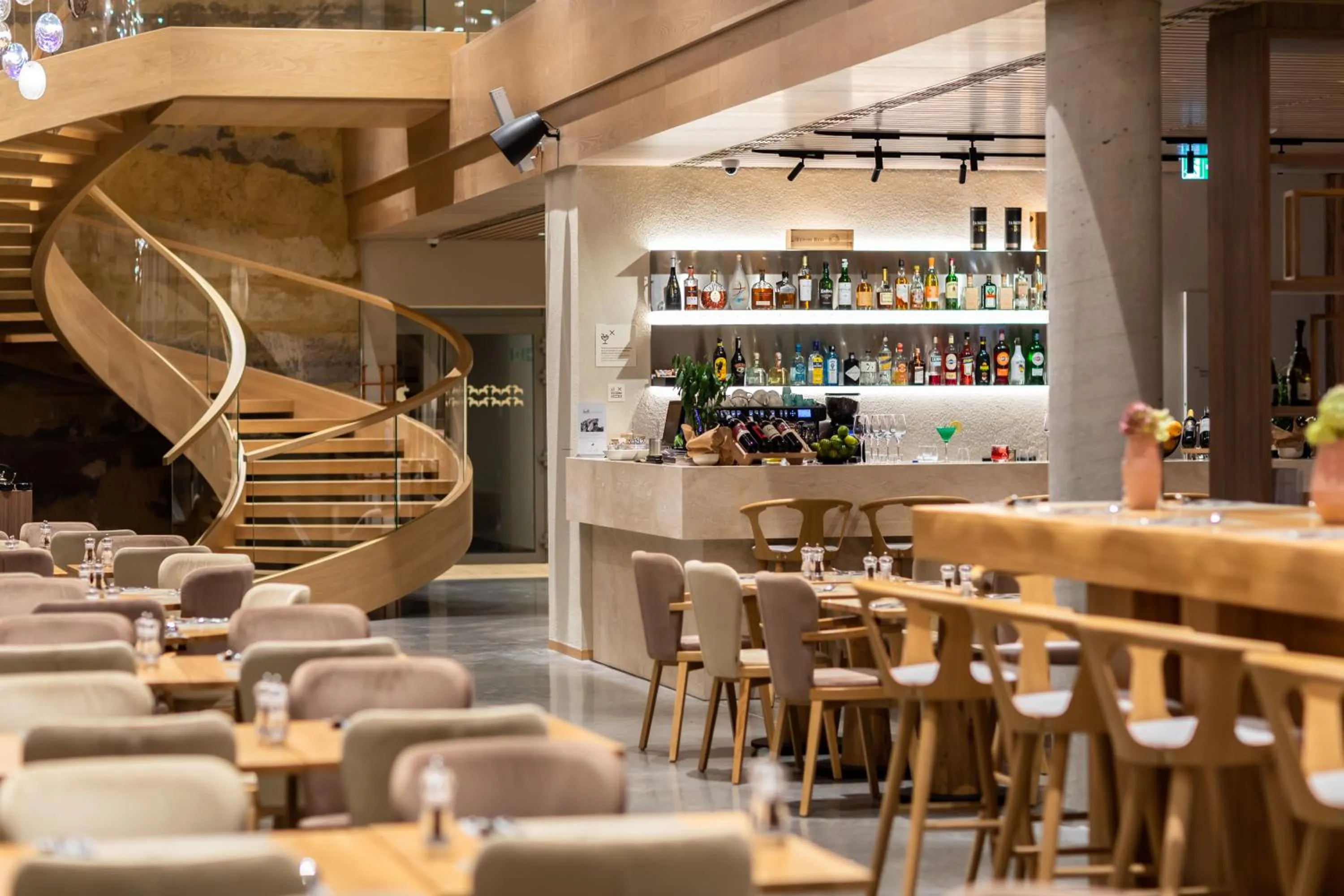 Restaurant/places to eat in Hotel GLAR Conference & SPA