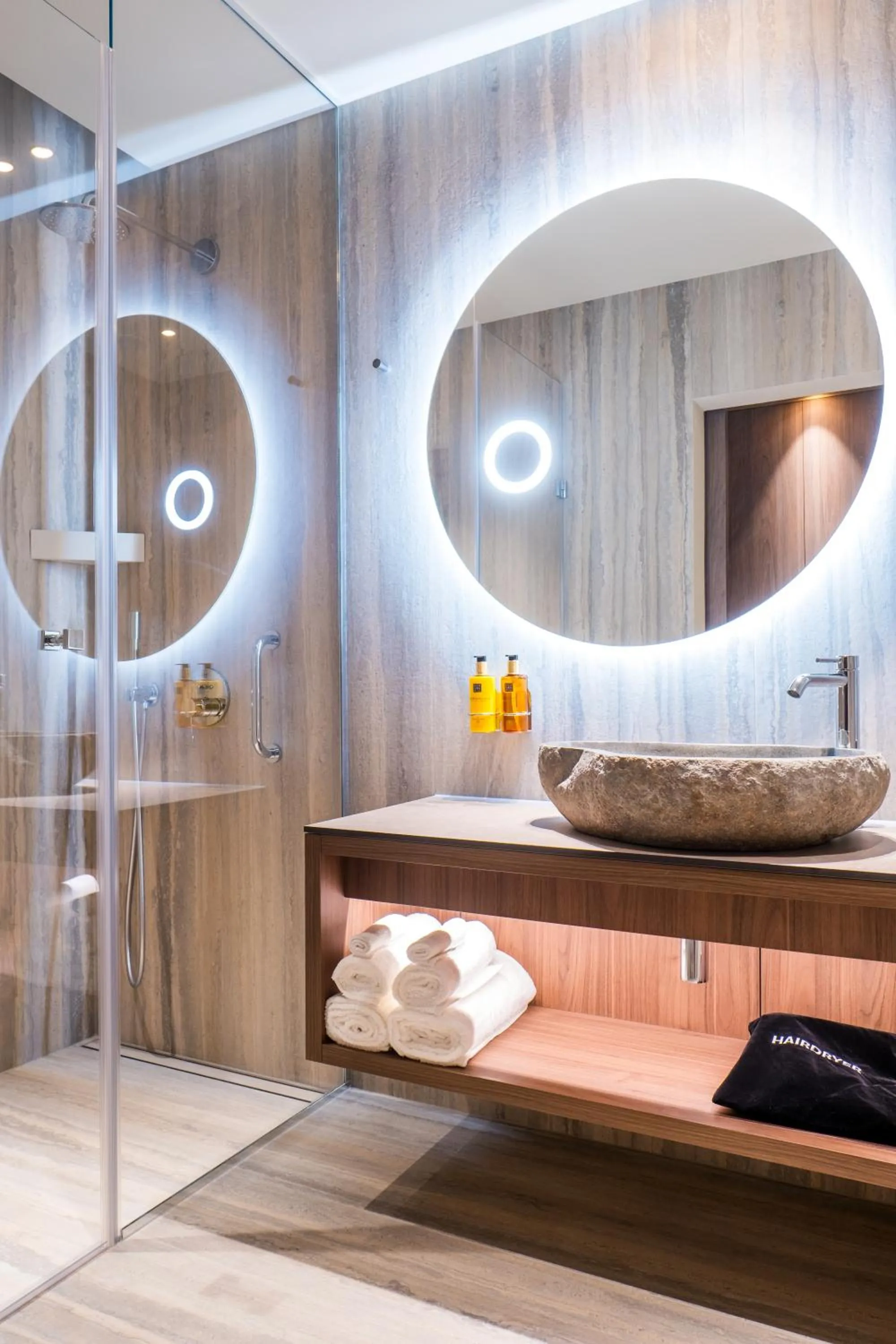 Bathroom in Hotel GLAR Conference & SPA