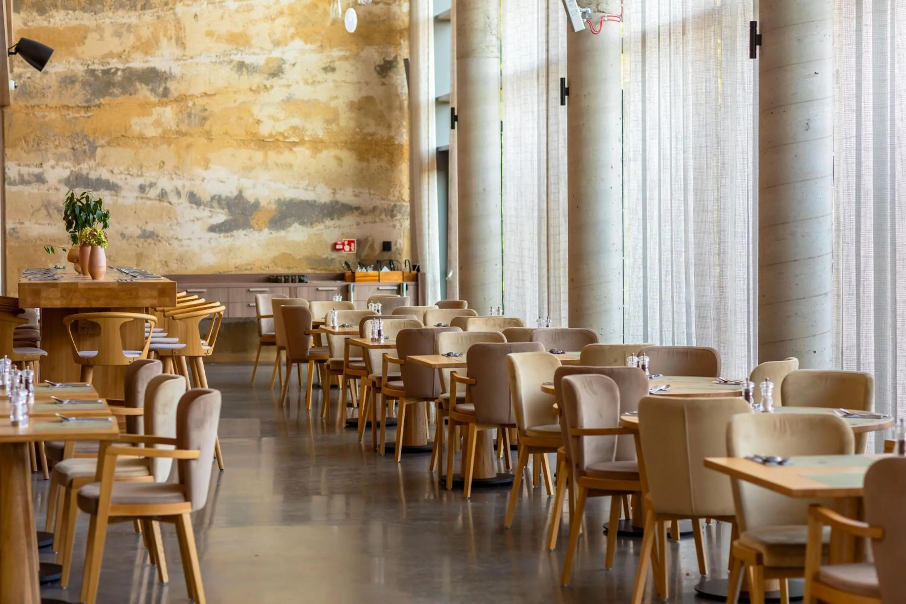 Restaurant/places to eat in Hotel GLAR Conference & SPA