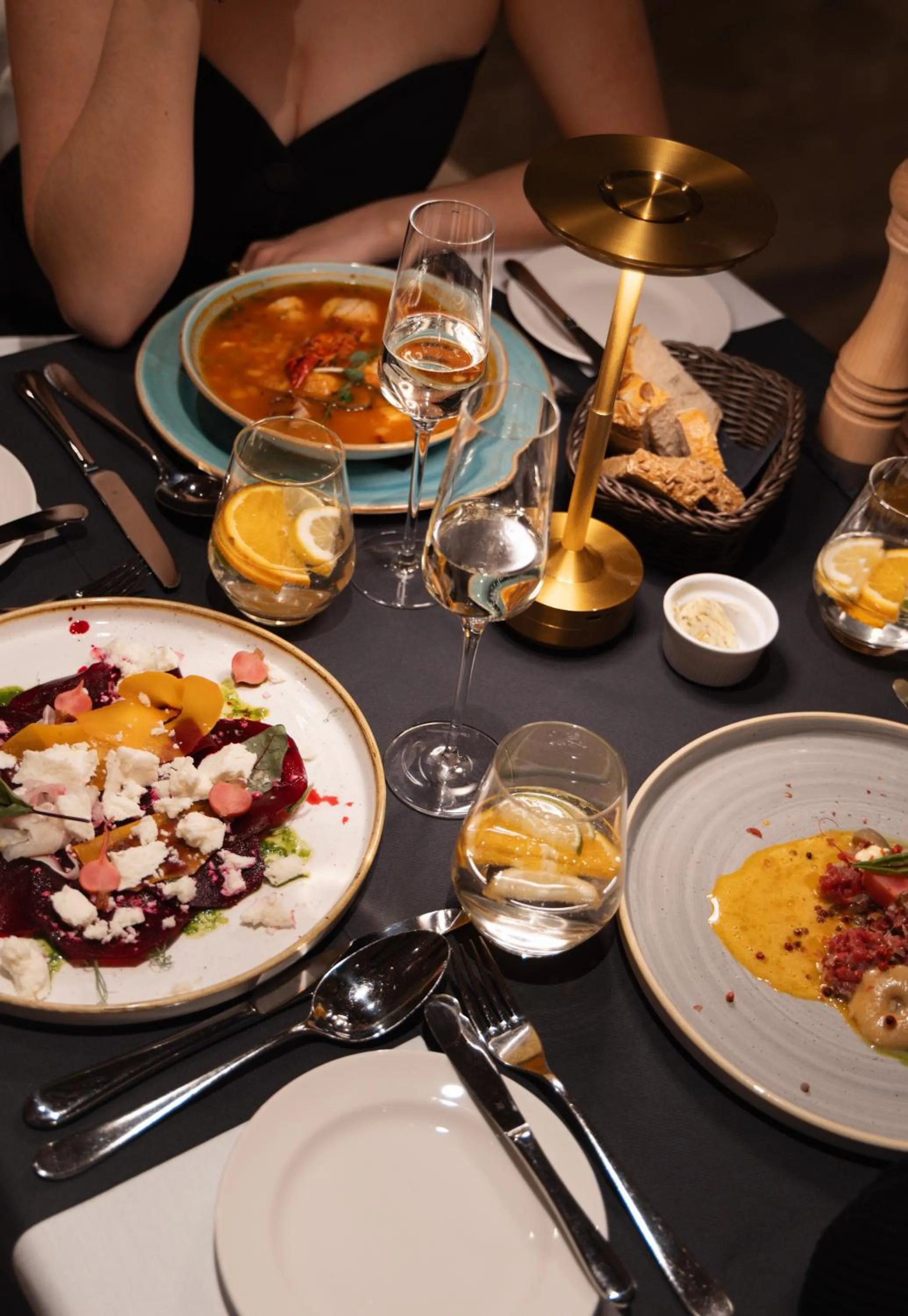 Restaurant/places to eat in Hotel GLAR Conference & SPA