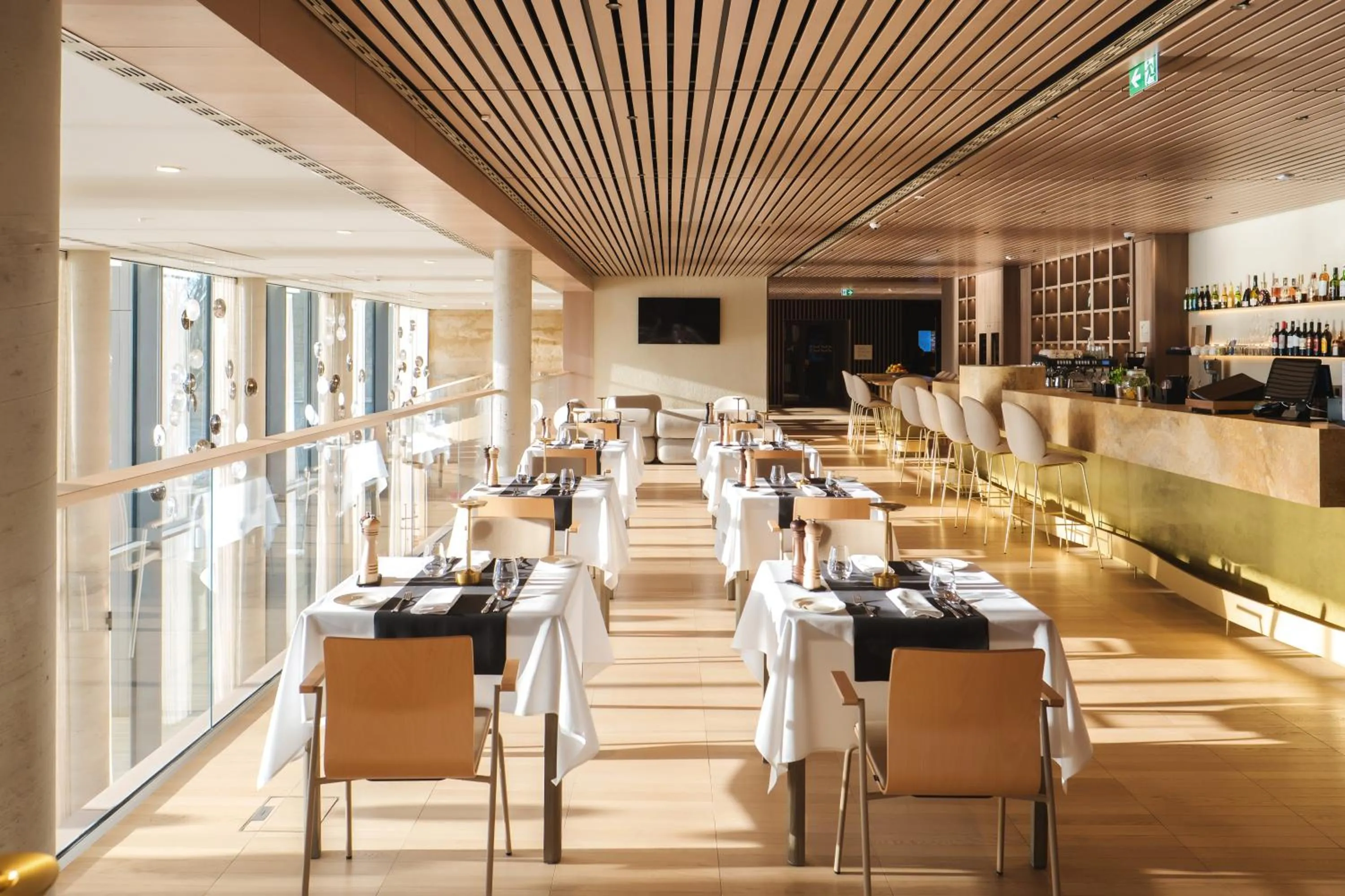 Restaurant/places to eat in Hotel GLAR Conference & SPA