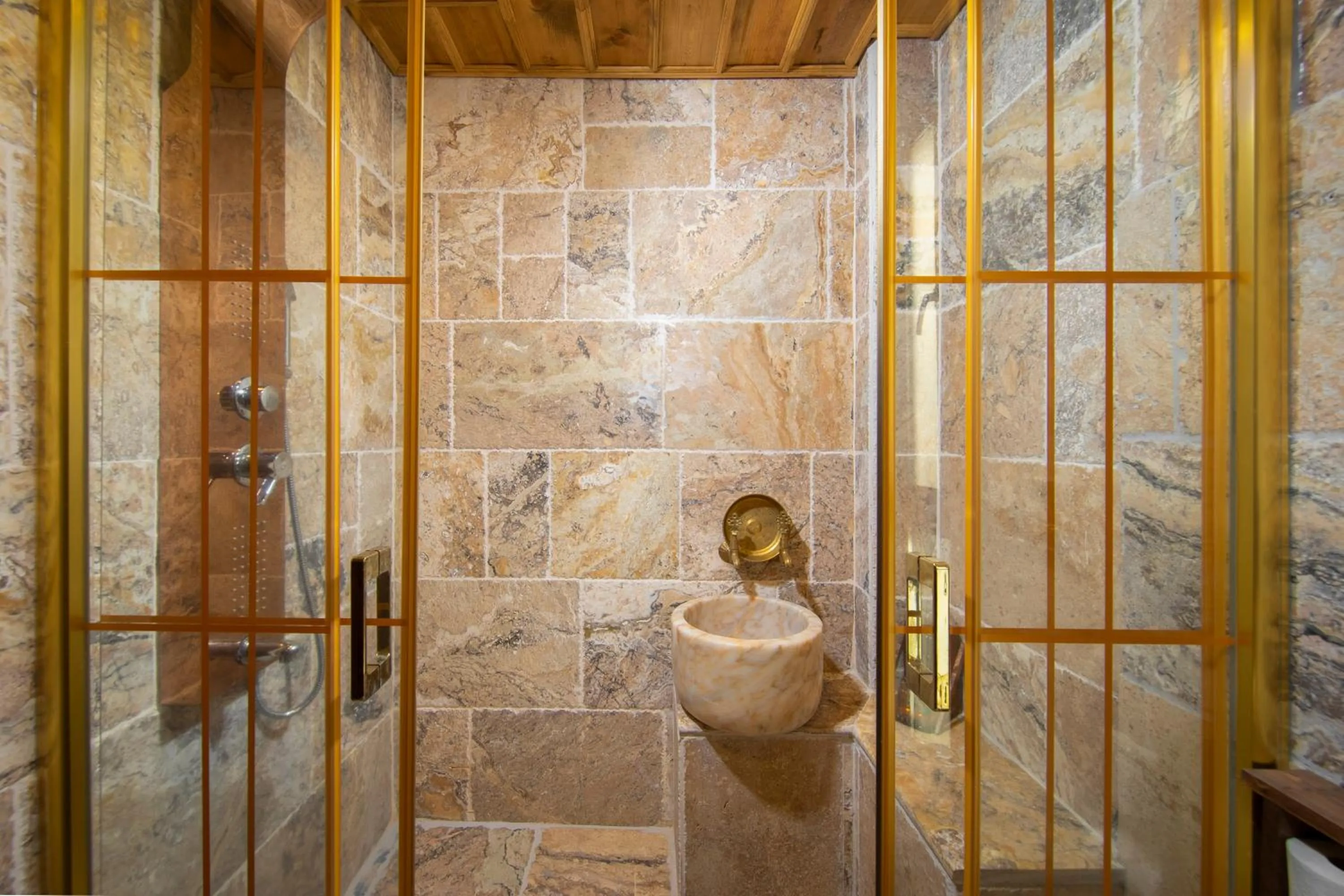 Shower in Cappadocia Chiaro