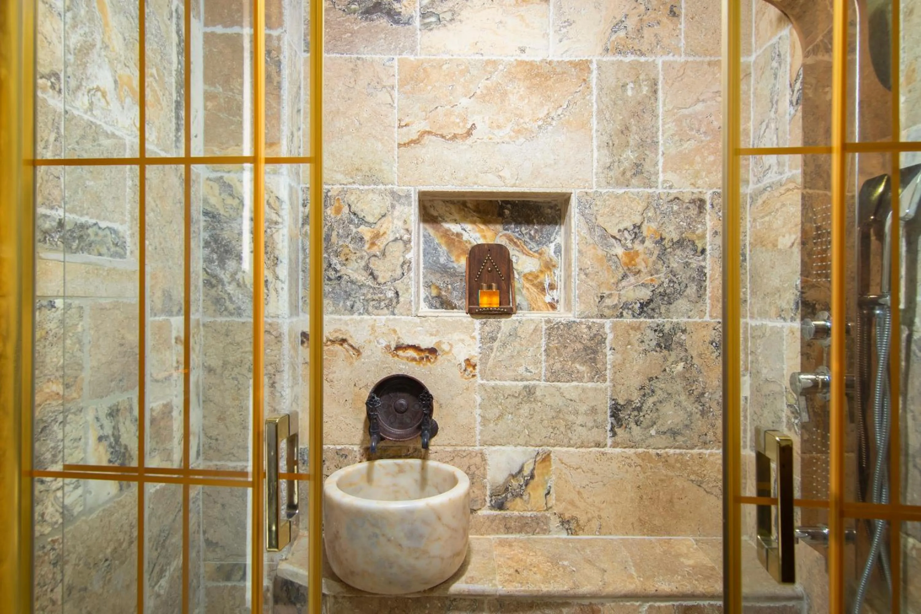 Shower in Cappadocia Chiaro