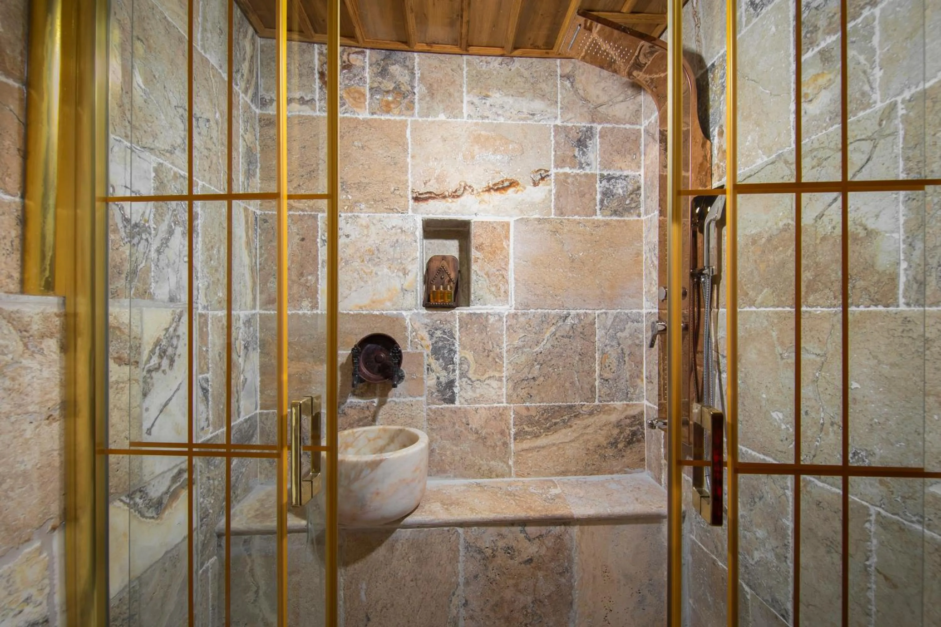 Shower in Cappadocia Chiaro