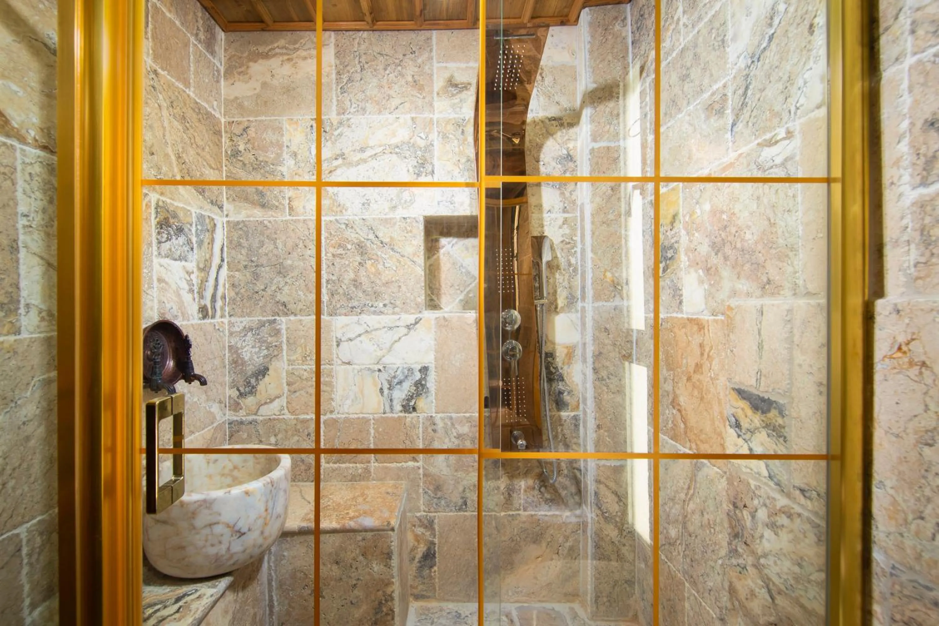 Shower in Cappadocia Chiaro