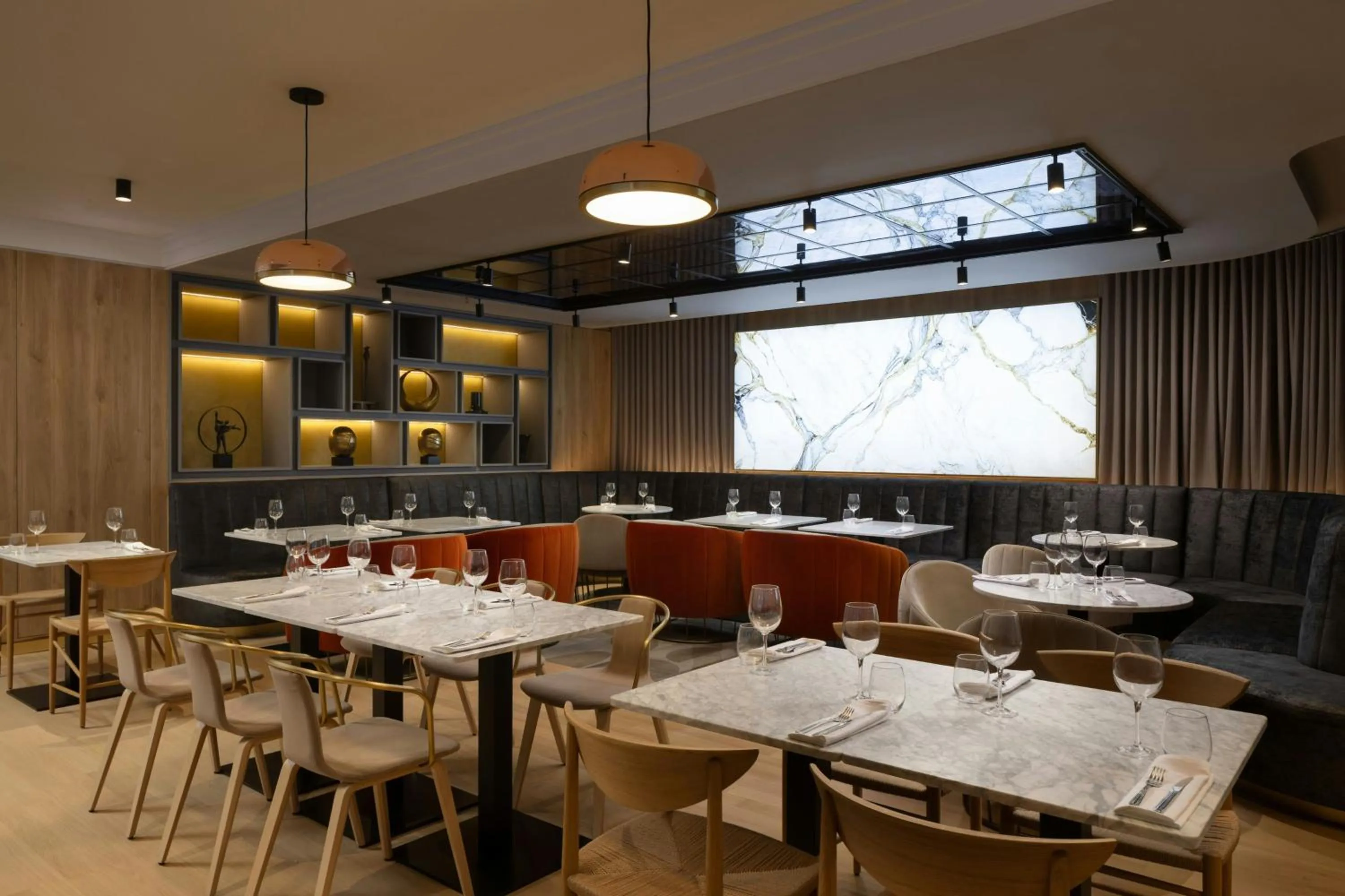 Restaurant/places to eat in Courtyard by Marriott Cluj - Napoca Downtown