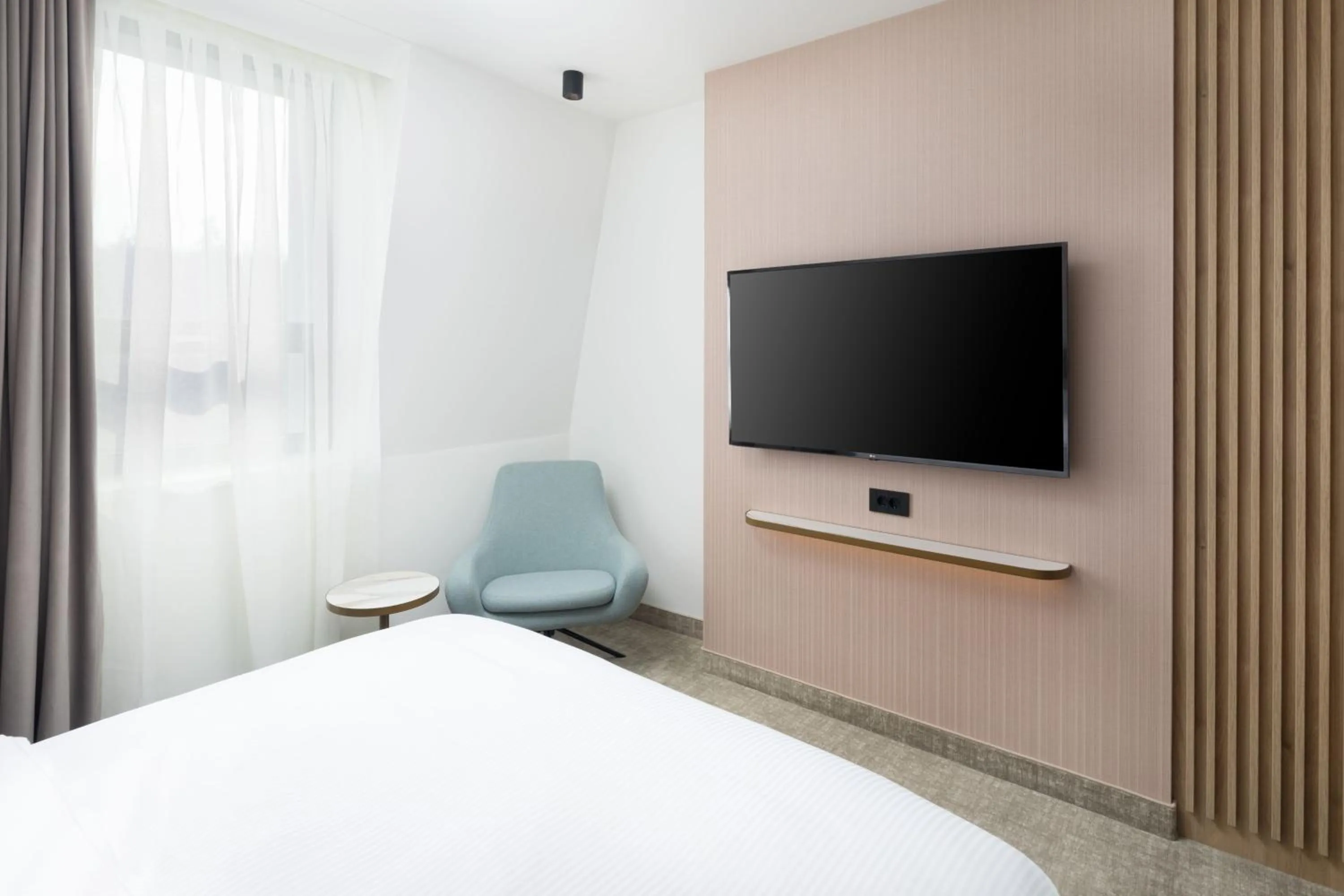 Photo of the whole room, Bed in Courtyard by Marriott Cluj - Napoca Downtown