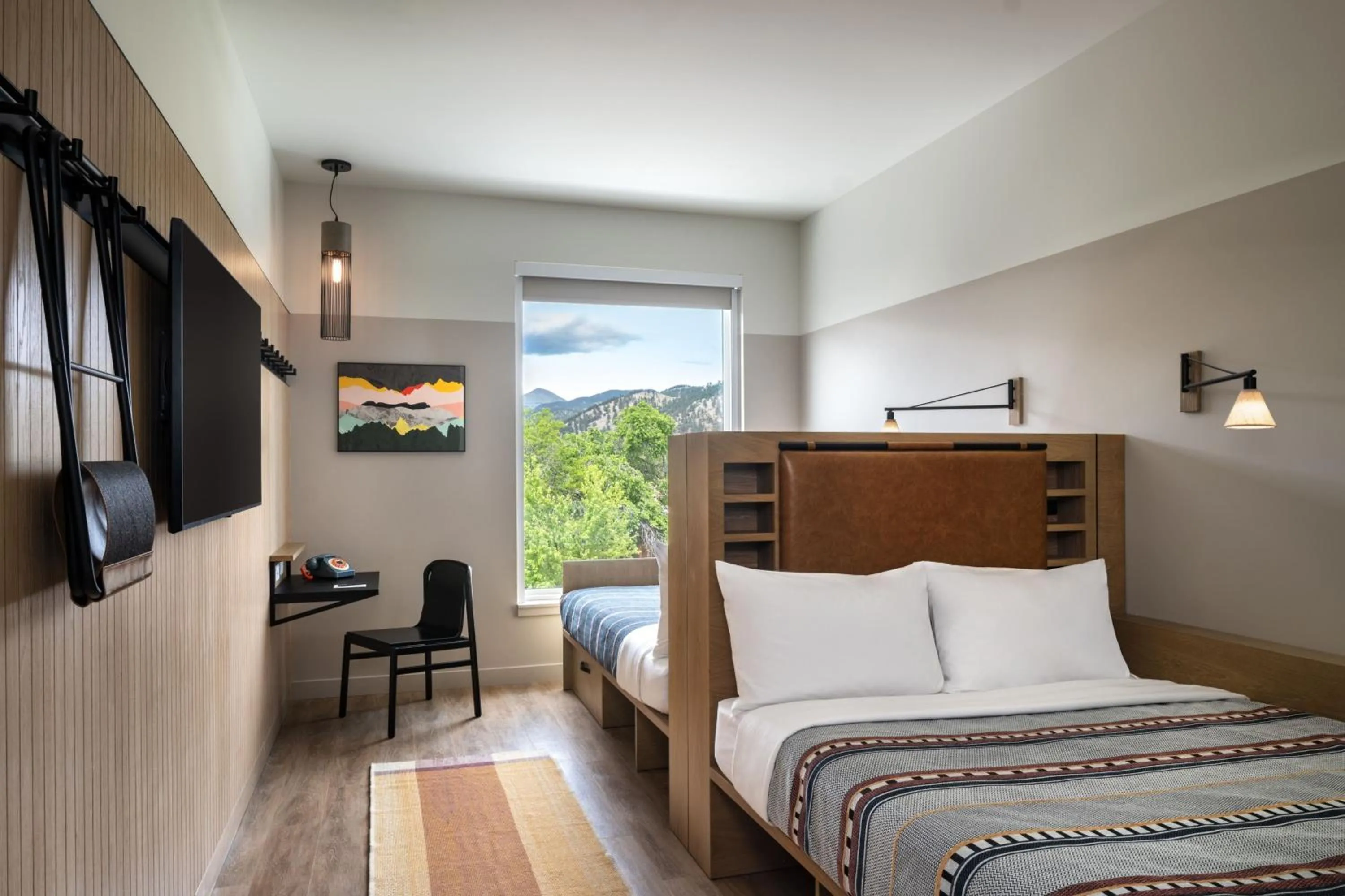 Photo of the whole room, Bed in Moxy Boulder University