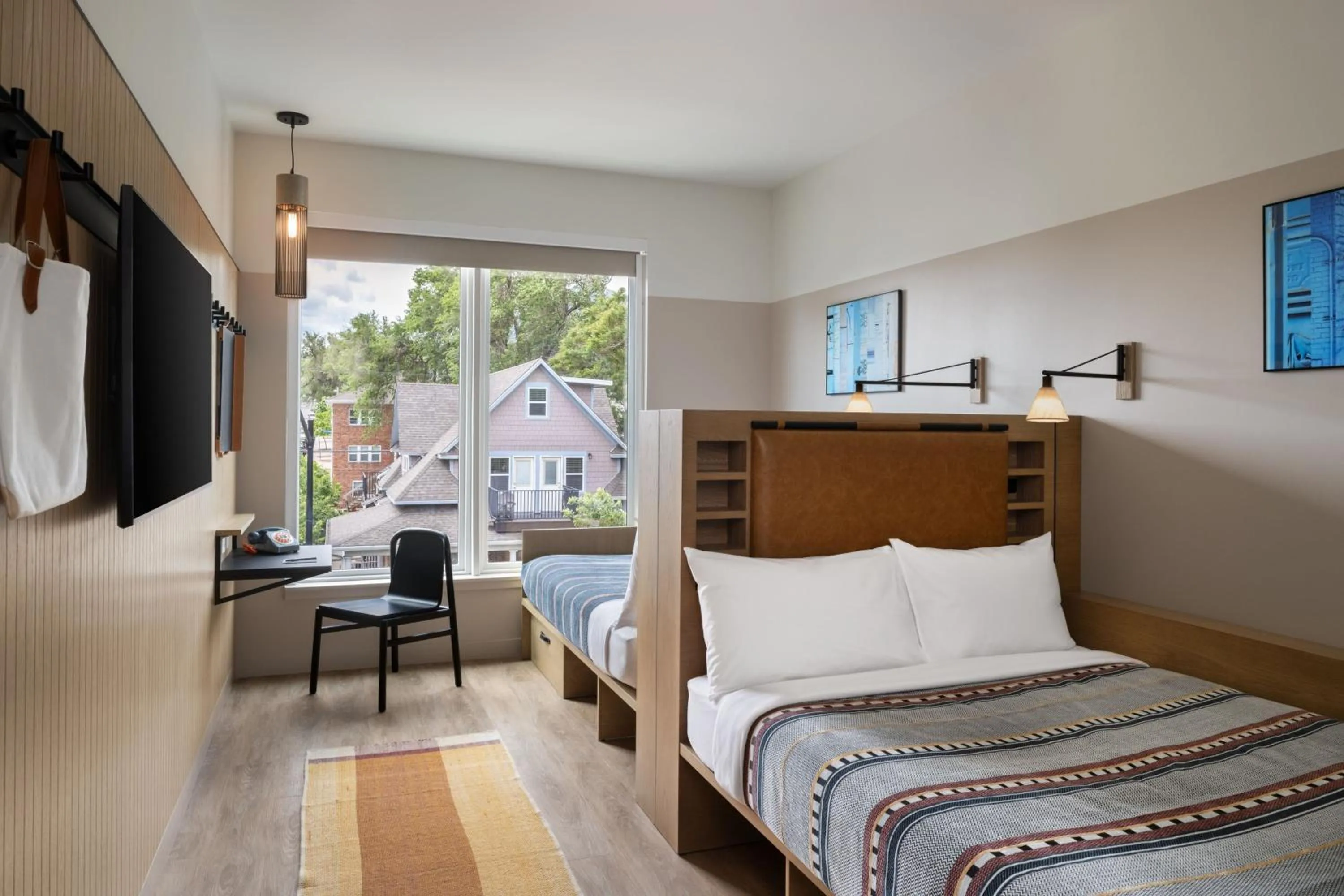 Photo of the whole room, Bed in Moxy Boulder University