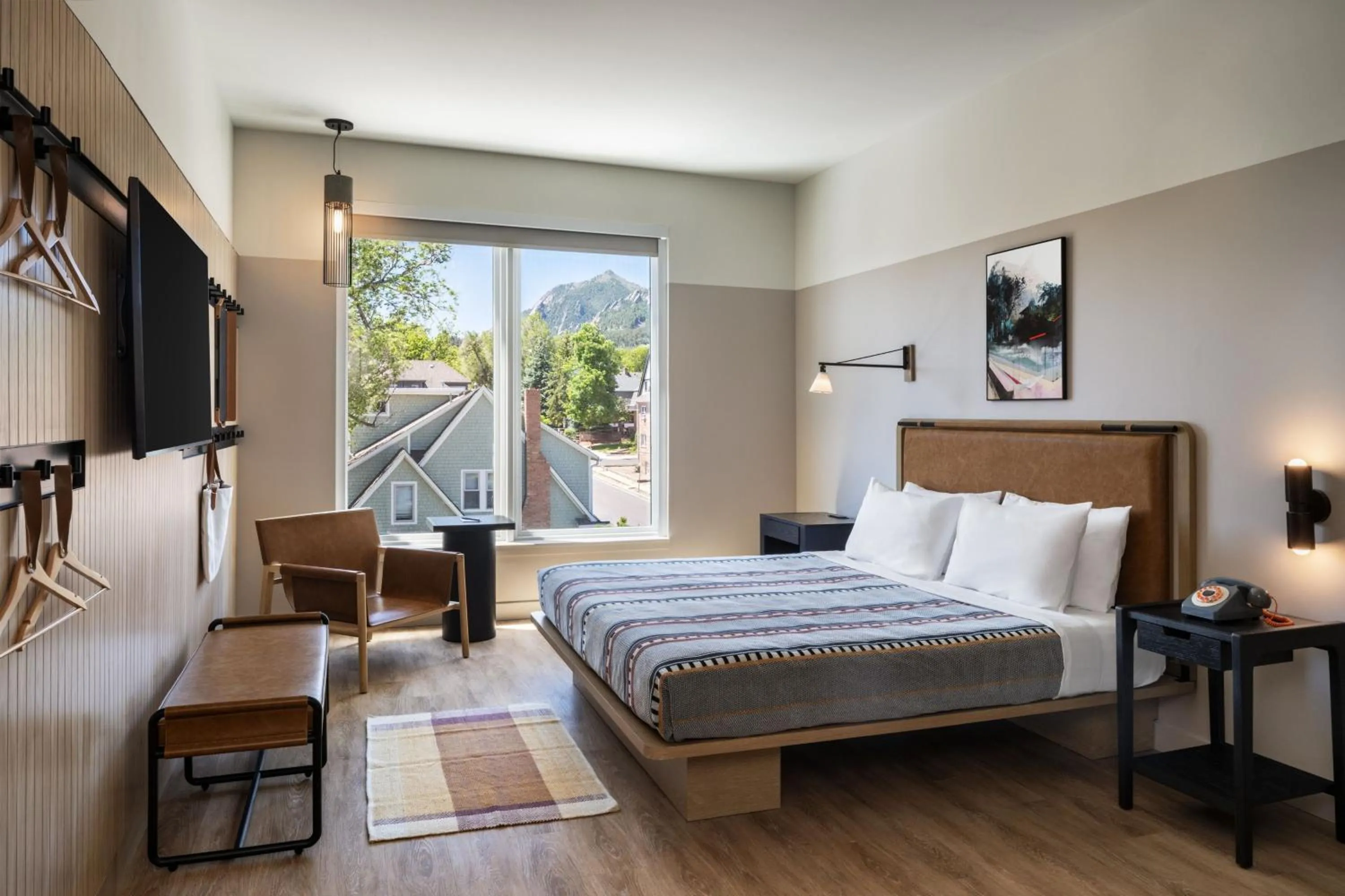 Photo of the whole room, Bed in Moxy Boulder University