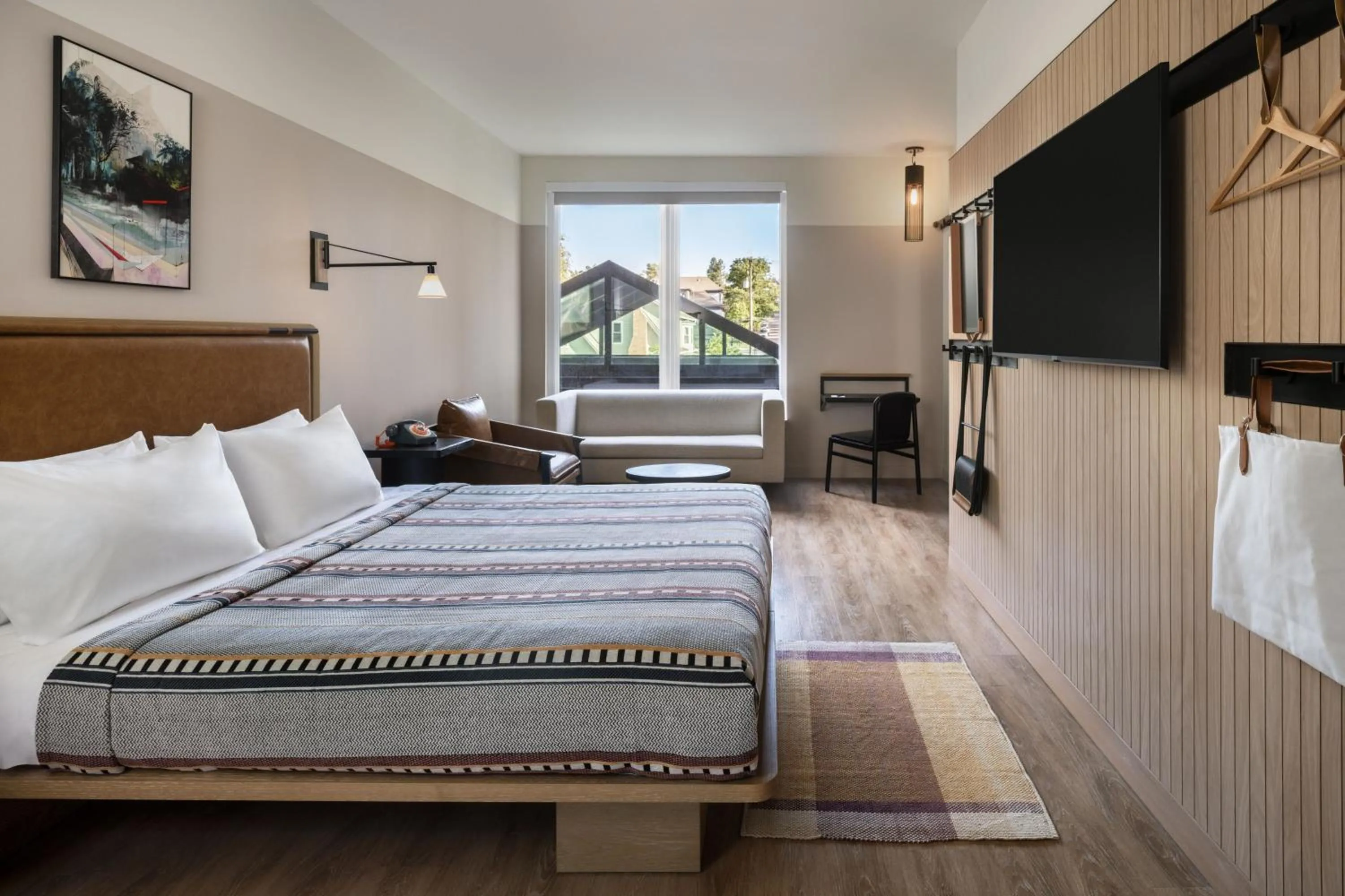 Photo of the whole room, Bed in Moxy Boulder University