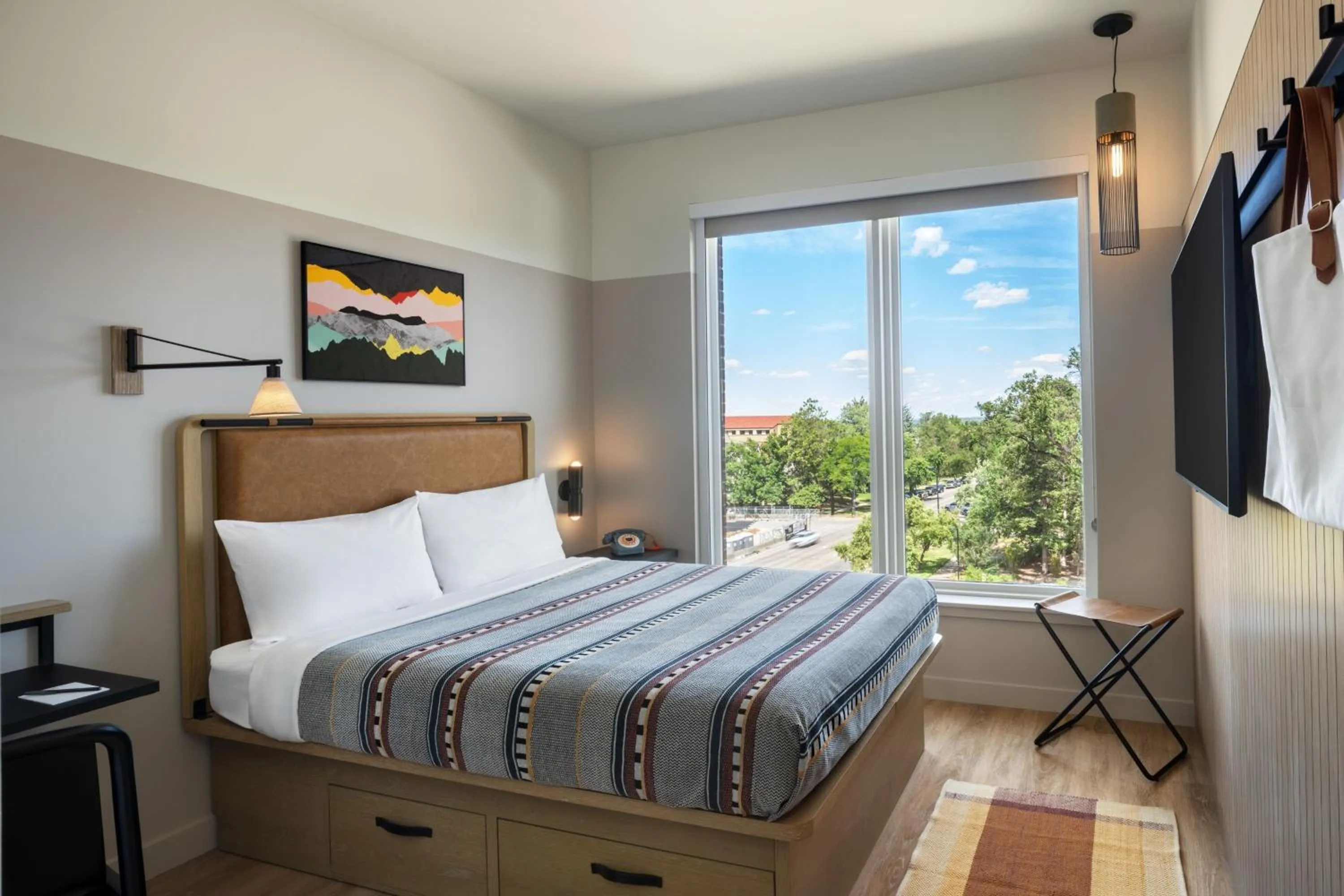 Photo of the whole room, Bed in Moxy Boulder University