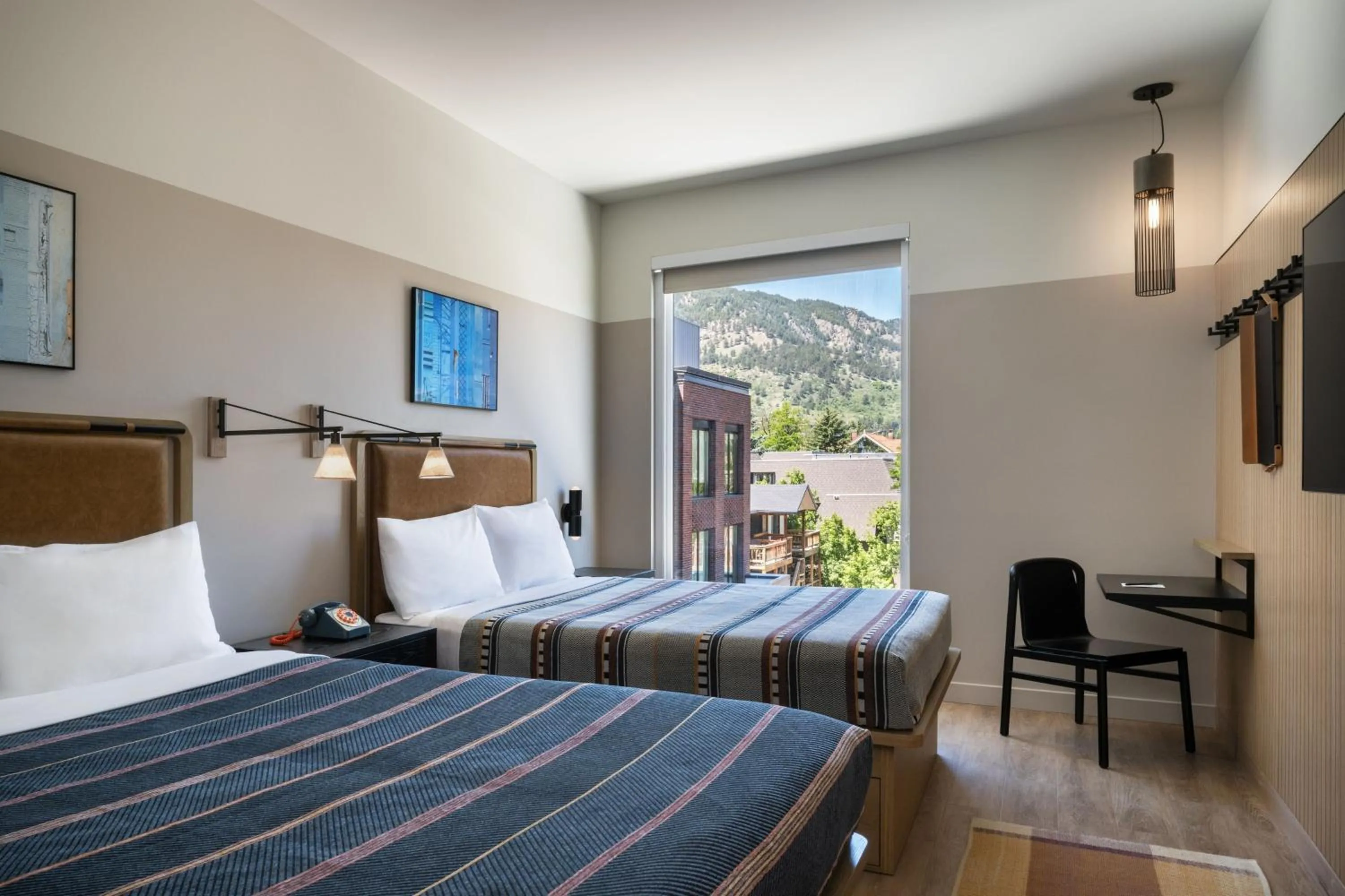 Photo of the whole room, Bed in Moxy Boulder University