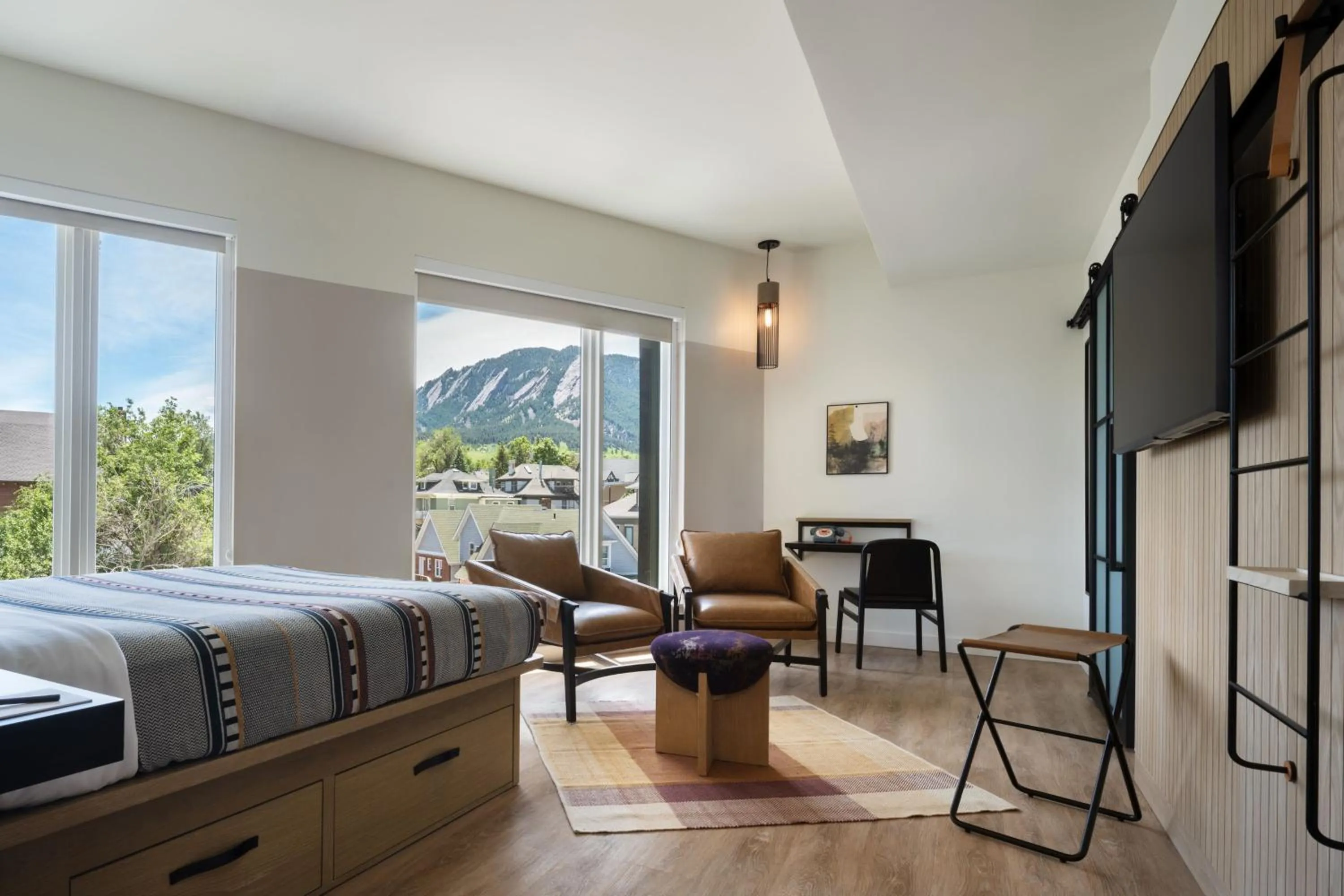 Photo of the whole room, Bed in Moxy Boulder University