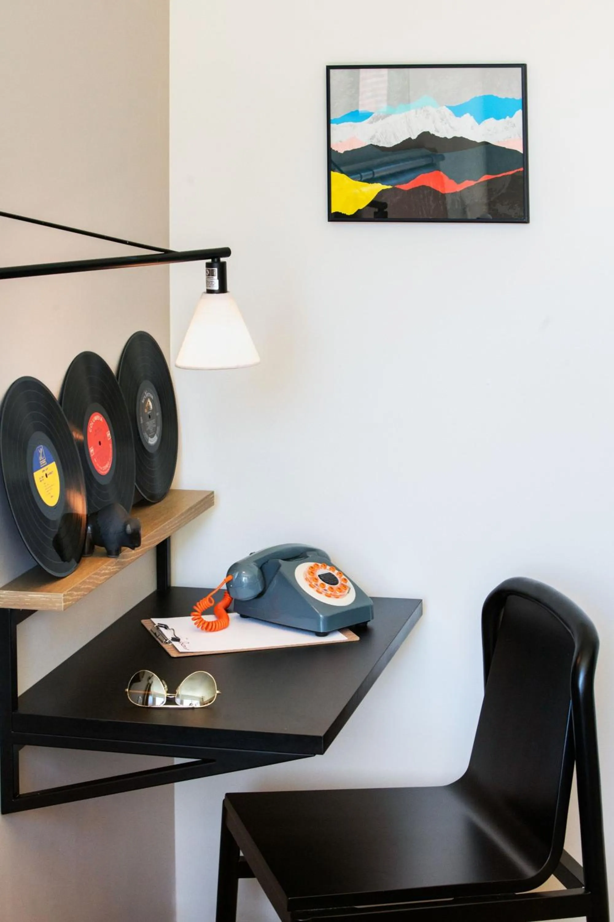 Photo of the whole room in Moxy Boulder University