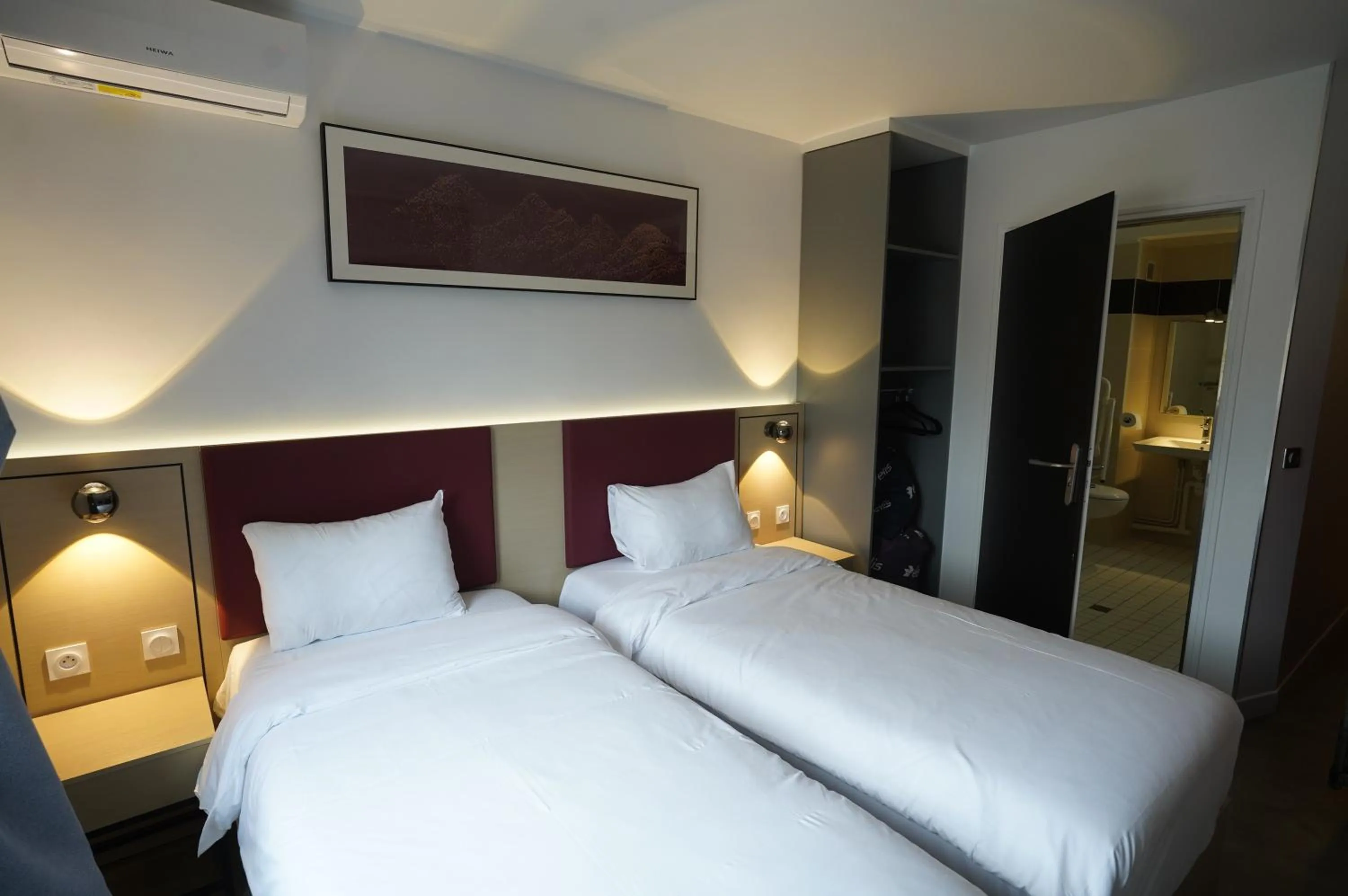 Bed in Anaïs Hôtel Bourges Nord Saint-Doulchard