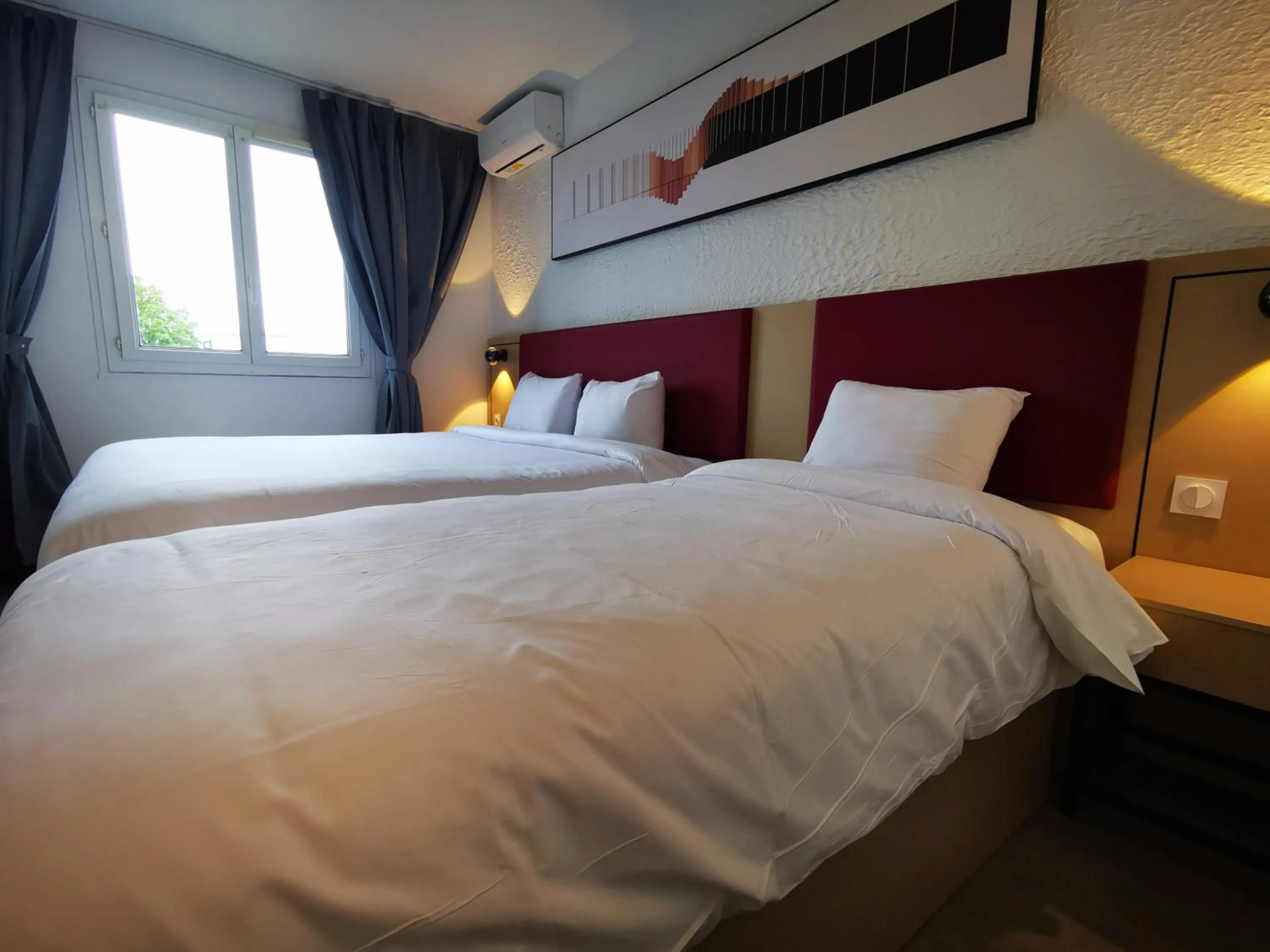 Bed in Anaïs Hôtel Bourges Nord Saint-Doulchard