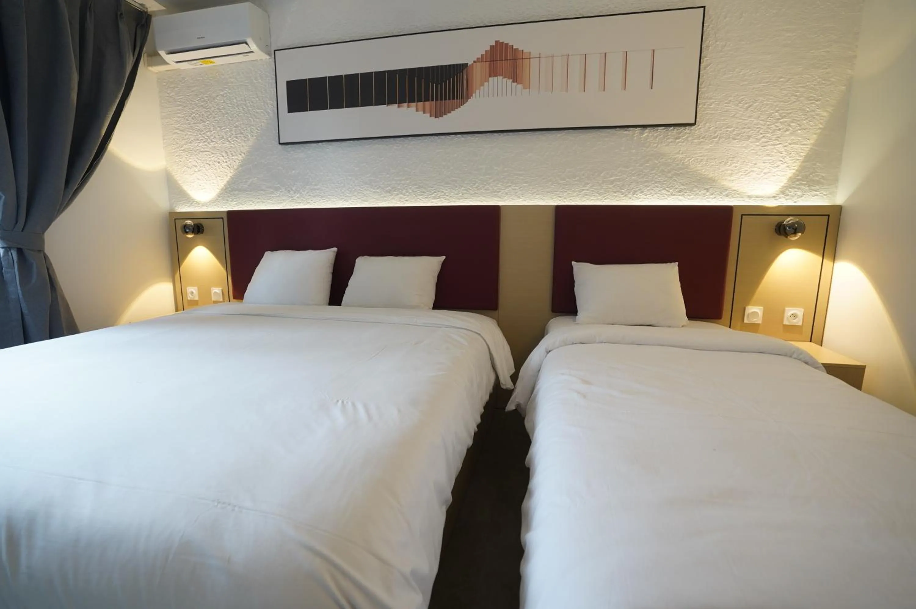 Bed in Anaïs Hôtel Bourges Nord Saint-Doulchard