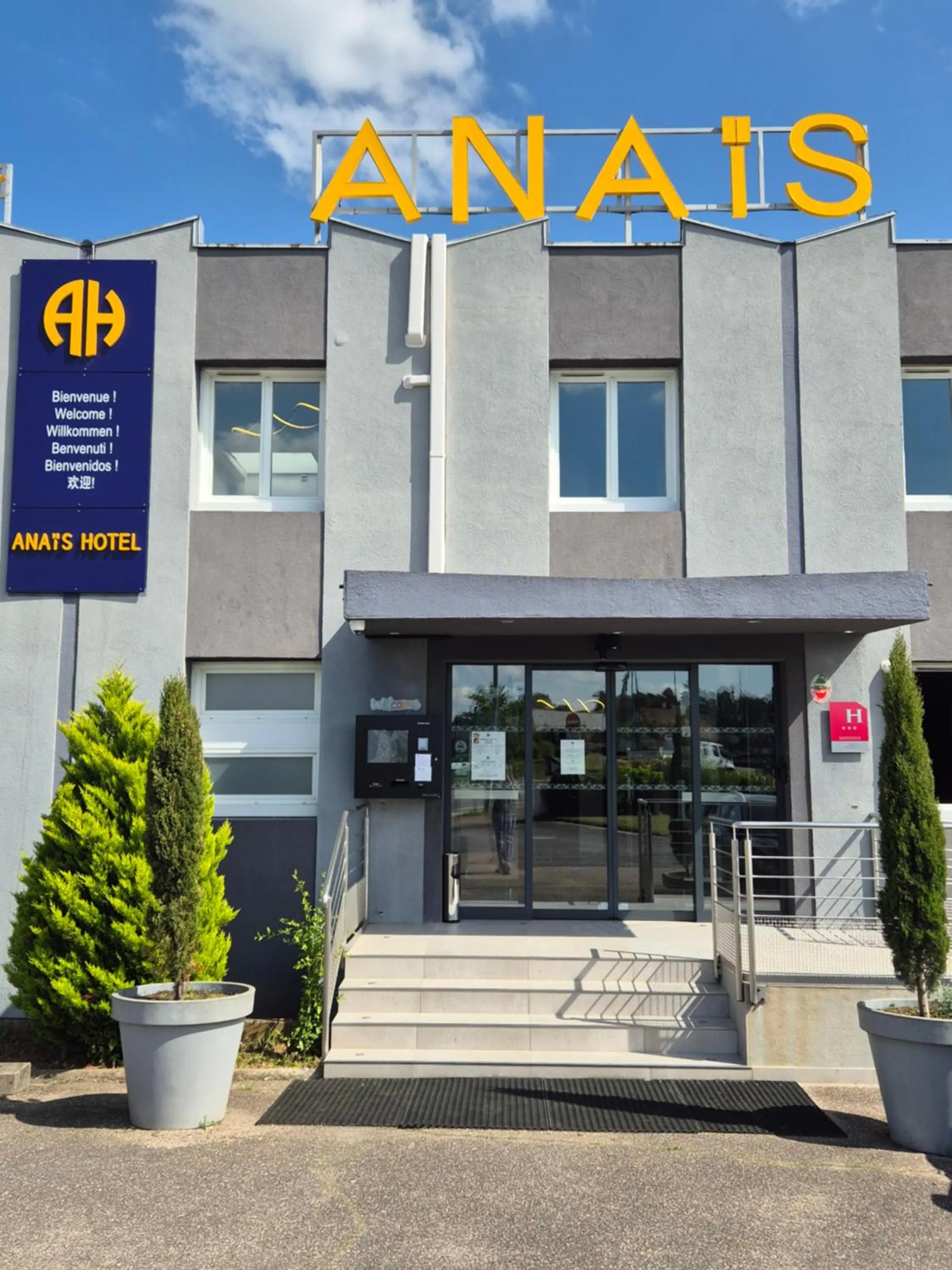 Property building in Anaïs Hôtel Bourges Nord Saint-Doulchard