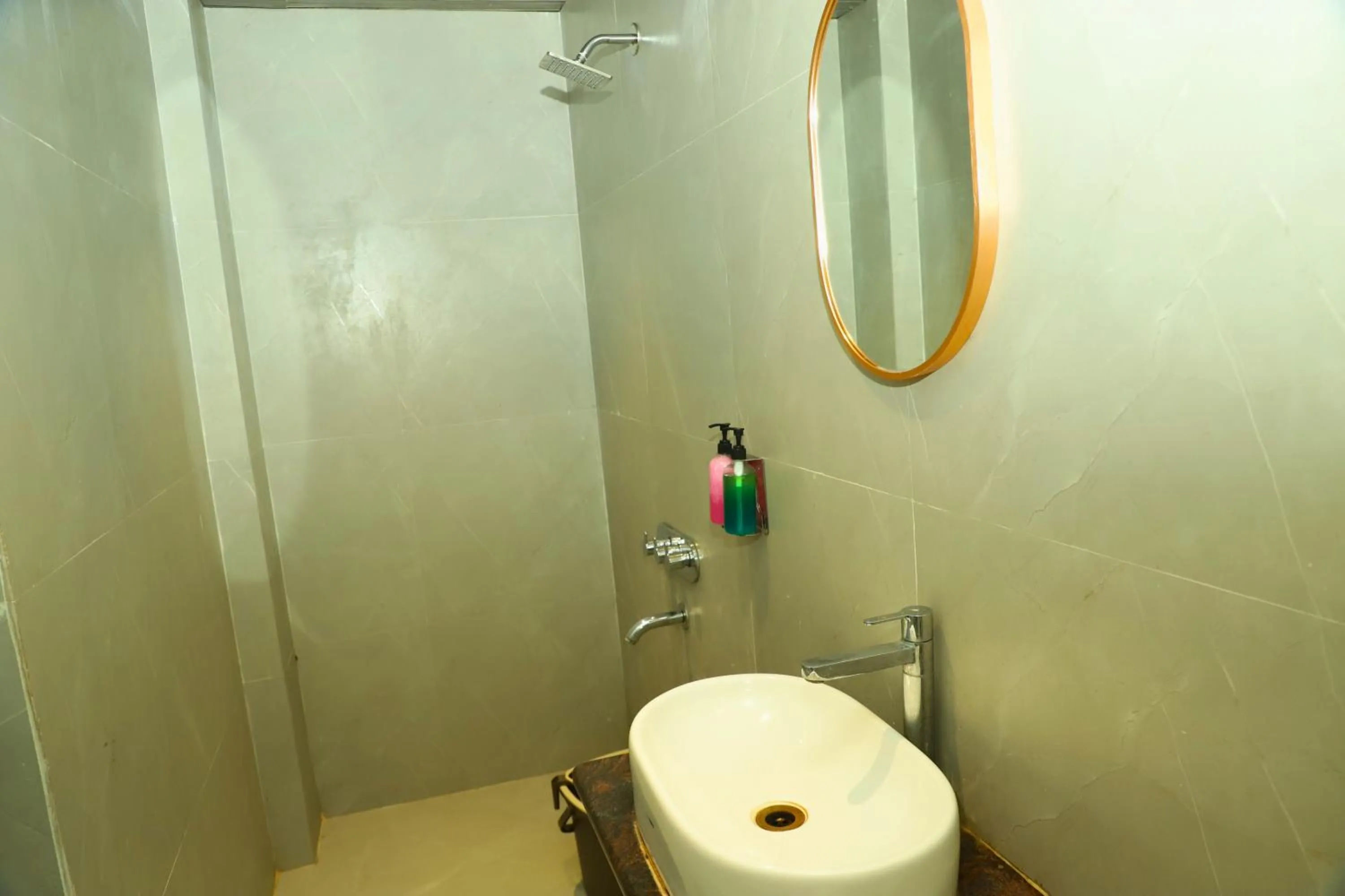 Shower in Hotel Shirdi Park Inn 80 Meters From Sai Samadhi Temple