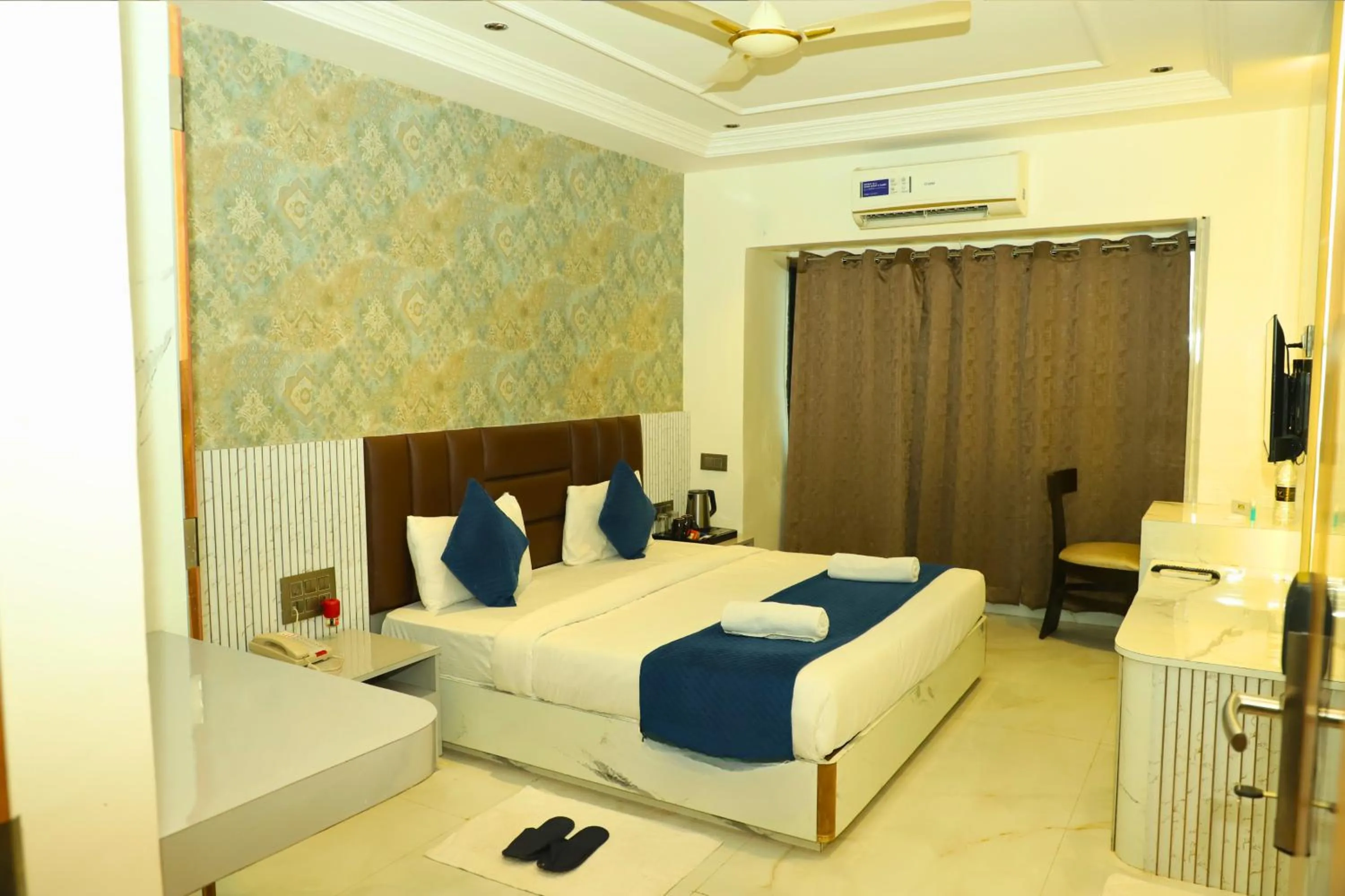 Bed in Hotel Shirdi Park Inn 80 Meters From Sai Samadhi Temple