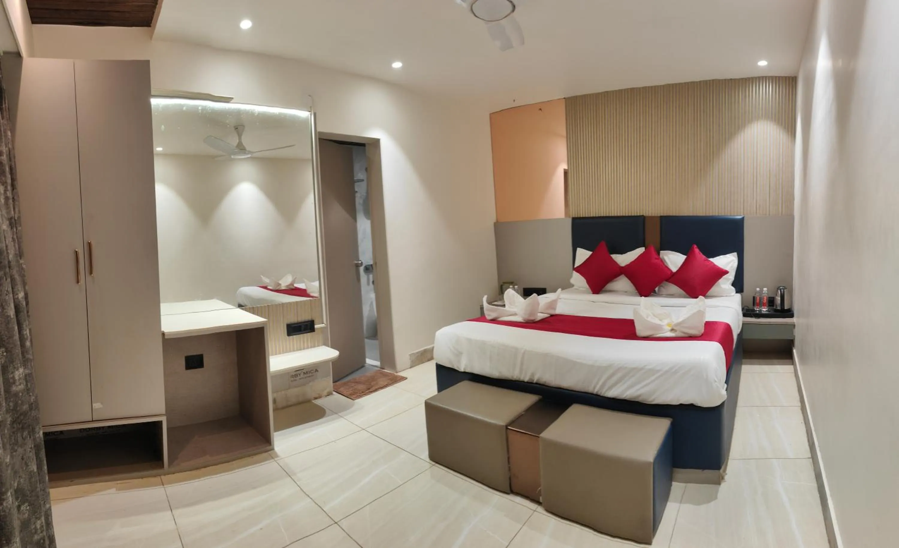 Bed in Hotel Shirdi Park Inn 80 Meters From Sai Samadhi Temple