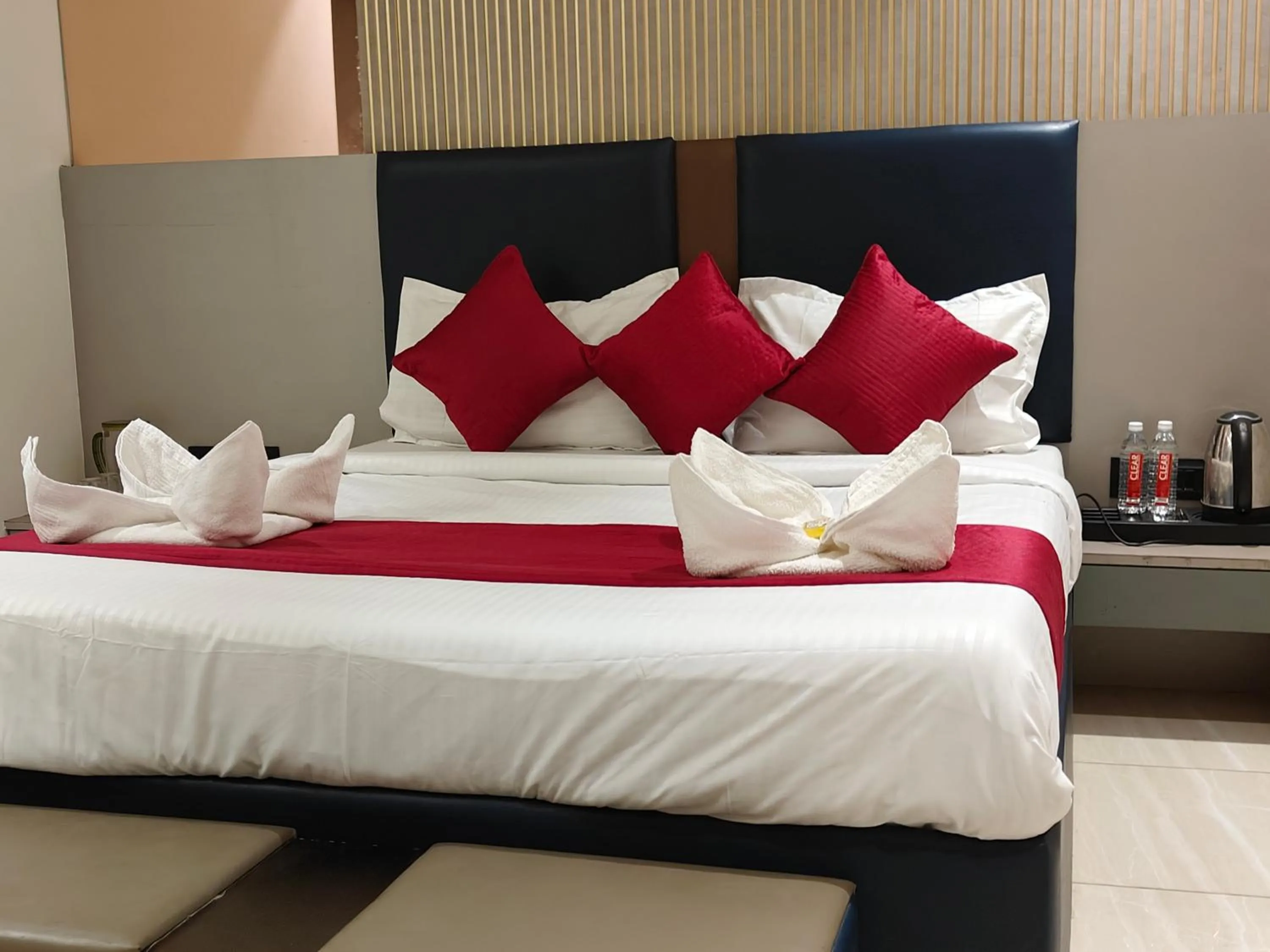 Bed in Hotel Shirdi Park Inn 80 Meters From Sai Samadhi Temple