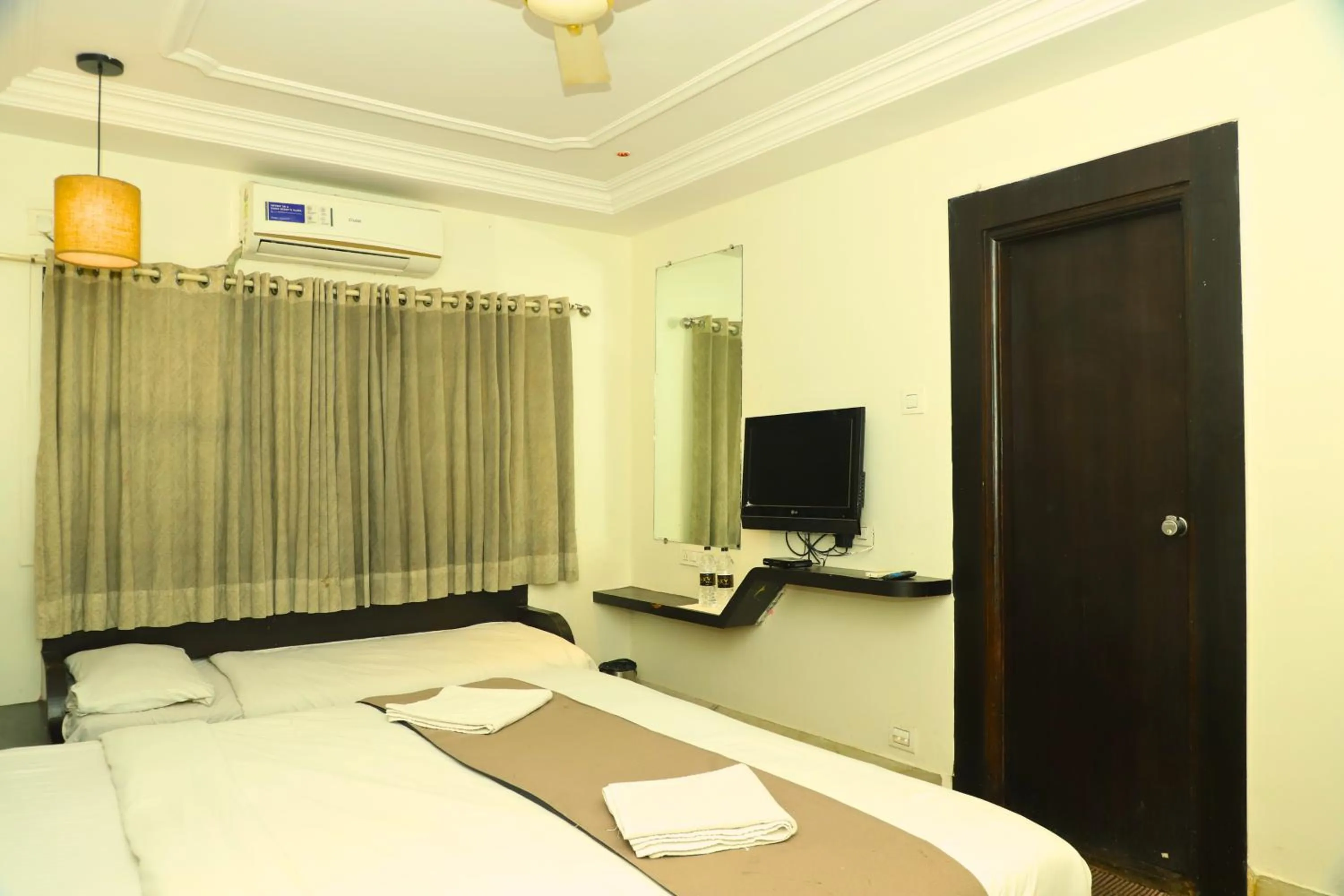 Bed in Hotel Shirdi Park Inn 80 Meters From Sai Samadhi Temple